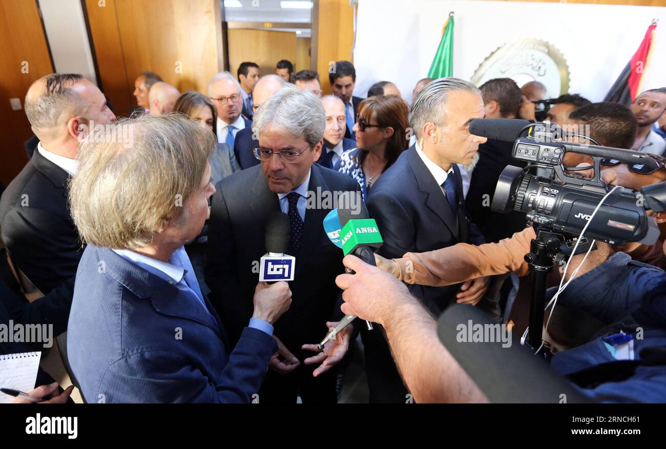 (160412) -- TRIPOLI, 12 aprile 2016 -- il ministro degli Esteri italiano Paolo Gentiloni (C) parla ai giornalisti durante una conferenza stampa a Tripoli, in Libia, il 12 aprile 2016. Paolo Gentiloni è volato a Tripoli per la sua prima visita da quando il primo ministro libico e capo del Consiglio presidenziale appoggiato dalle Nazioni Unite Fayez Serraj e altri membri del consiglio sono arrivati nella capitale di Tripoli dalla Tunisia il 30 marzo). LIBIA-TRIPOLI-ITALIA-FM-CONFERENZA STAMPA HamzaxTurkia PUBLICATIONxNOTxINxCHN 160412 Tripoli 12 aprile 2016 i Ministri degli Esteri italiani Paolo Gentiloni C parla ai giornalisti durante una conferenza stampa con Foto Stock