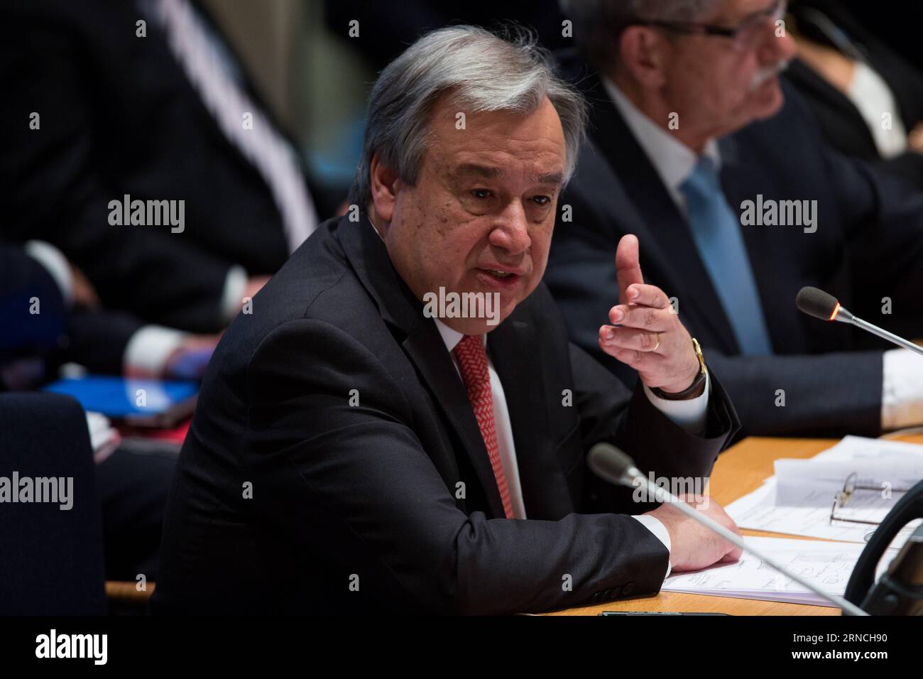 Antonio Guterres präsentiert sich als Kandidat für den Posten des neuen uno-Generalsekretärs (160412) -- NEW YORK, 12 aprile 2016 -- Antonio Guterres, ex primo ministro del Portogallo ed ex alto Commissario delle Nazioni Unite per i rifugiati, candidato alla carica di prossimo segretario generale, si presenta agli stati membri presso la sede delle Nazioni Unite a New York, 12 aprile 2016. Martedì l'Assemblea generale delle Nazioni Unite ha dato il via a un'audizione di tre giorni con otto candidati per la posizione del prossimo Segretario generale delle Nazioni Unite. ) ASSEMBLEA GENERALE DELLE NAZIONI UNITE, SEGRETARIO GENERALE, CANDIDATO ANTONIO GUTERRES LI Foto Stock