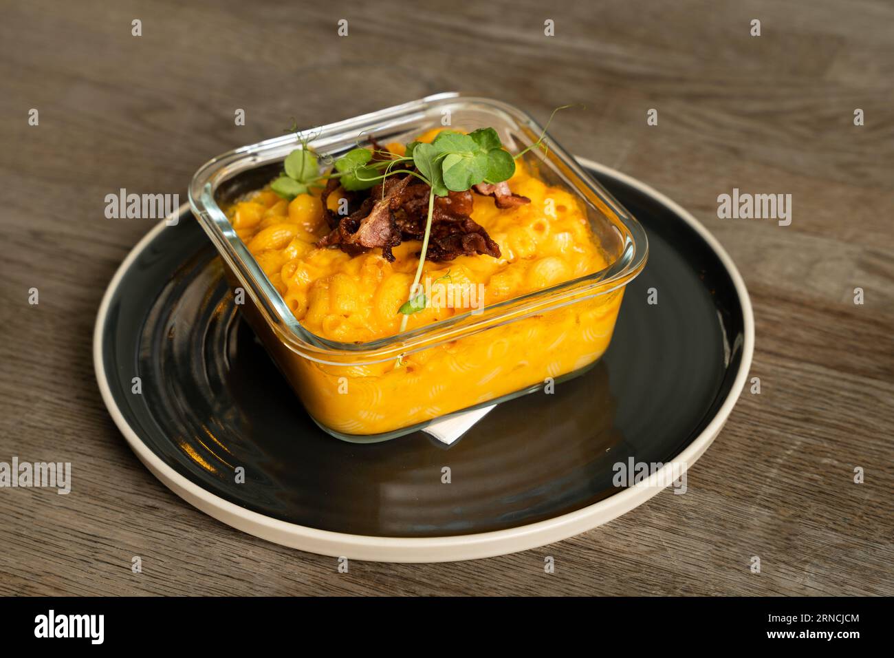 Mac n Cheese con pancetta in cima Foto Stock