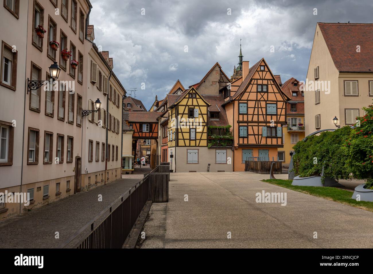 La città di Colmar, nella regione dell'Alsazia francese, con pittoresche case in legno e un'atmosfera da favola, è anche chiamata Little Venice Foto Stock