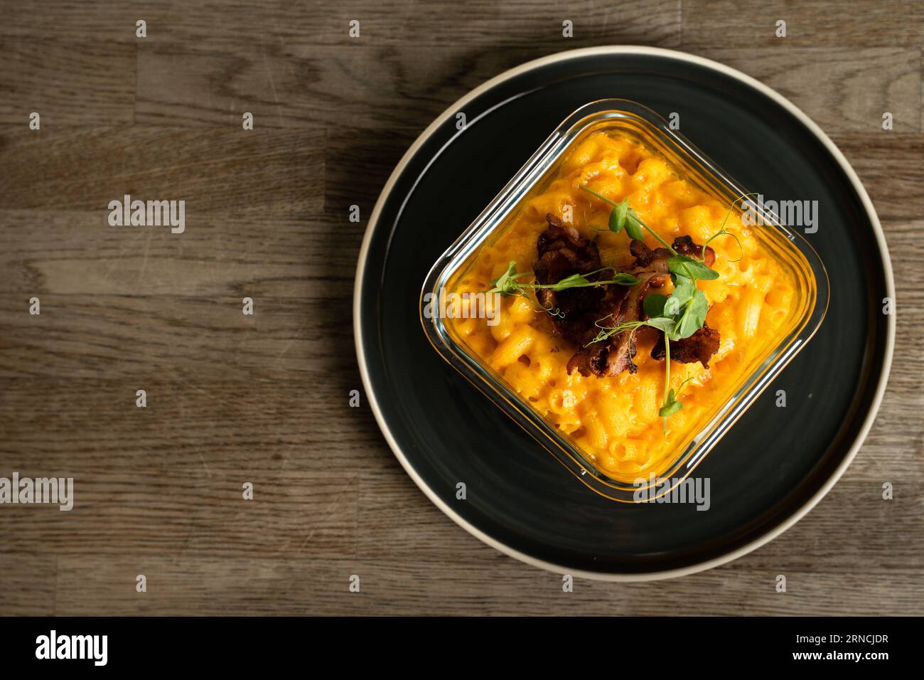 Mac n Cheese con pancetta in cima Foto Stock