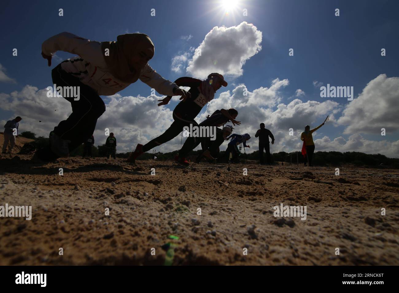 (160415) -- GAZA, 14 aprile 2016 -- le donne runner palestinesi partono durante la gara femminile all'università al-Aqsa nella città di Gaza il 14 aprile 2016. Inas Noufal, la più giovane corridrice palestinese del campo profughi di al-Mughazi nella Striscia di Gaza centrale è riuscita a vincere diverse partite tenutesi nell'enclave costiera. La giovane ragazza ha iniziato un graduale allenamento sulla corsa nell'agosto dello scorso anno. All'inizio si è allenata su una distanza di 200 metri e ora ha detto di essere in grado di correre fino a 10 chilometri. La tradizione conservatrice di Gaza non ha impedito a Noufal di praticare sport. Si e' allenata mentre la indossava Foto Stock