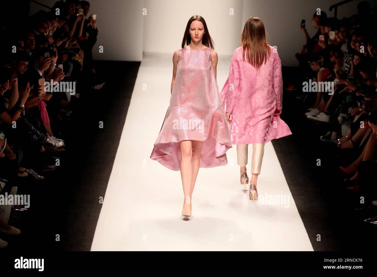 (160415) -- SHANGHAI, 14 aprile 2016 -- i modelli presentano le creazioni del marchio Lacava durante la Shanghai Fashion Week a Shanghai, Cina orientale, 14 aprile 2016. ) (Ry) SETTIMANA DELLA MODA CINA-SHANGHAI (CN) ZhuangxYi PUBLICATIONxNOTxINxCHN 160415 Shanghai 14 aprile 2016 Models Present Creations by the Brand LACAVA durante la Shanghai Fashion Week a Shanghai East China 14 aprile 2016 Ry China Shanghai Fashion Week CN ZhuangxYi PUBLICATIONxNOTxINxCHN Foto Stock