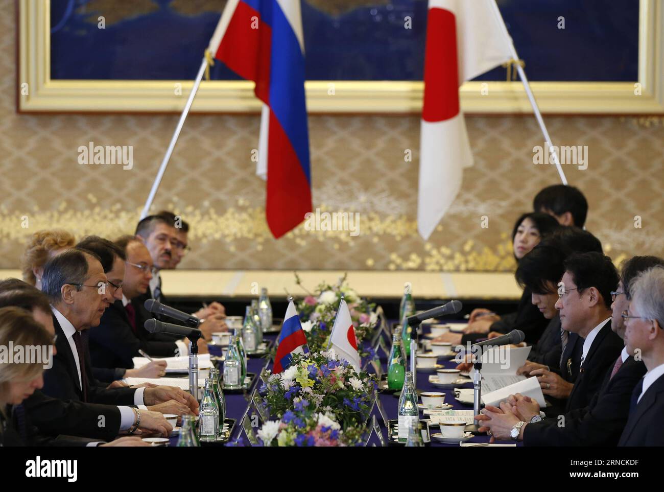 Sergej Lawrow empfängt japanischen Amtskollegen Fumio Kishida (160415) -- TOKYO, 15 aprile 2016 () --il ministro degli Esteri giapponese Fumio Kishida (3° R) e il ministro degli Esteri russo in visita Sergey Lavrov (3° L) partecipano a una riunione a Tokyo, in Giappone, 15 aprile 2016. () RIUNIONE DEI MINISTRI DEGLI ESTERI GIAPPONE-RUSSIA Xinhua PUBLICATIONxNOTxINxCHN Sergei Lavrov riceve le controparti giapponesi Fumio Kishida 160415 Tokyo 15 aprile 2016 i Ministri degli Esteri giapponesi Fumio Kishida 3rd r e i Ministri degli Esteri russi in visita Sergey Lavrov 3rd l partecipano a una riunione a Tokyo Giappone 15 aprile 2016 Ministro degli Esteri Giappone Russia Foto Stock