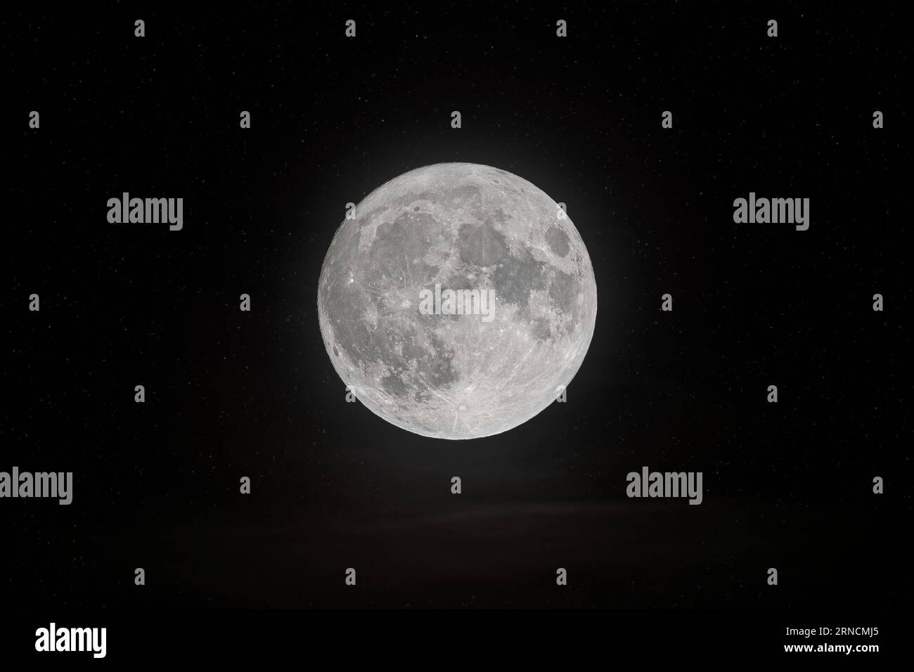 Foto della super luna splendente con stelle e nuvole Foto Stock