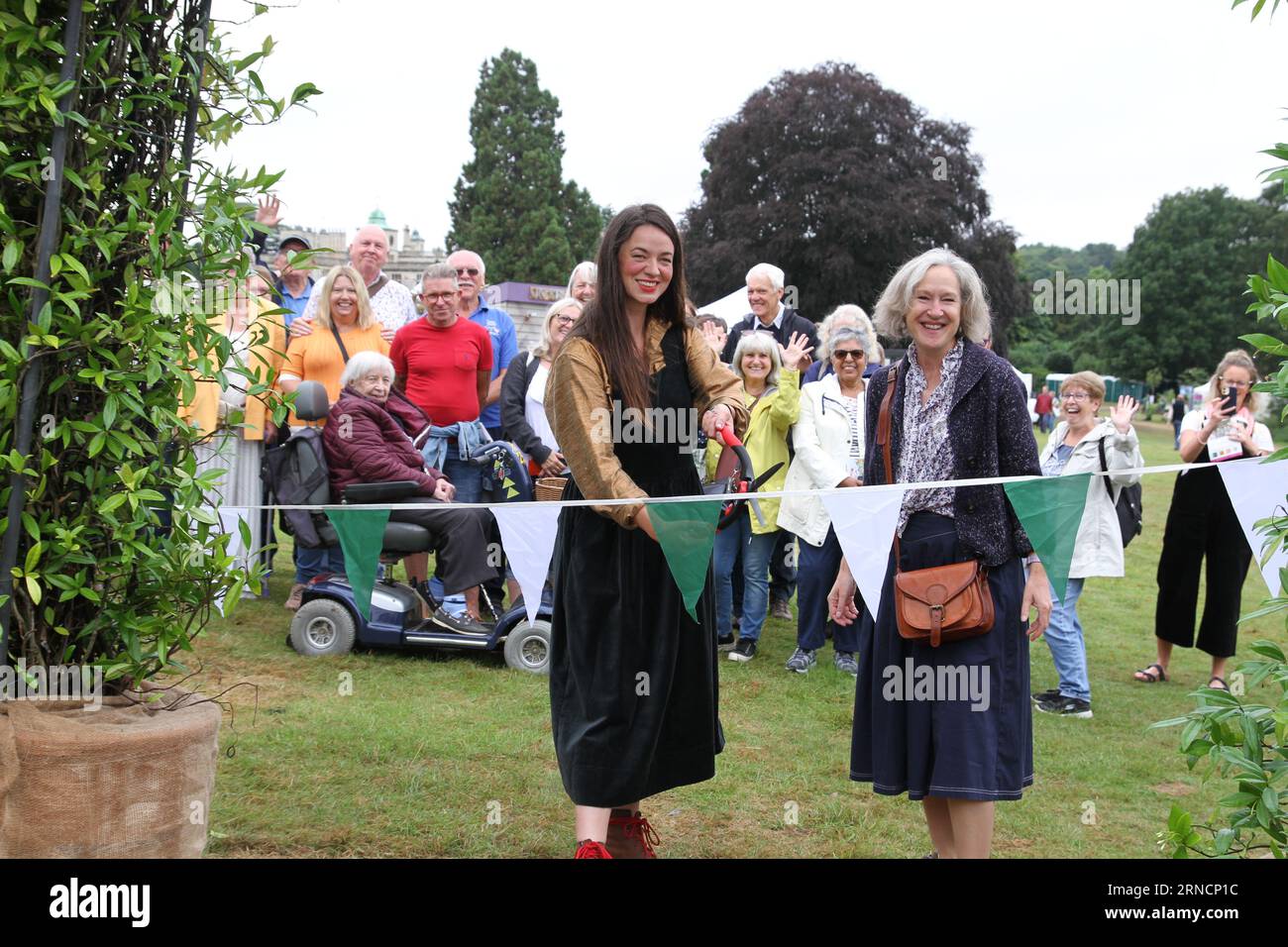 Saffron Walden, Regno Unito. 1 settembre 2023. La BBC Gardeners' World Autumn Fair si svolge presso l'Audley End House and Gardens nell'Essex. Il presentatore del Gardeners World Frances Tophill apre lo spettacolo insieme a Emma Crawforth, l'orticola redattrice della BBC Gardeners' World Magazine. Crediti: Eastern Views/Alamy Live News Foto Stock