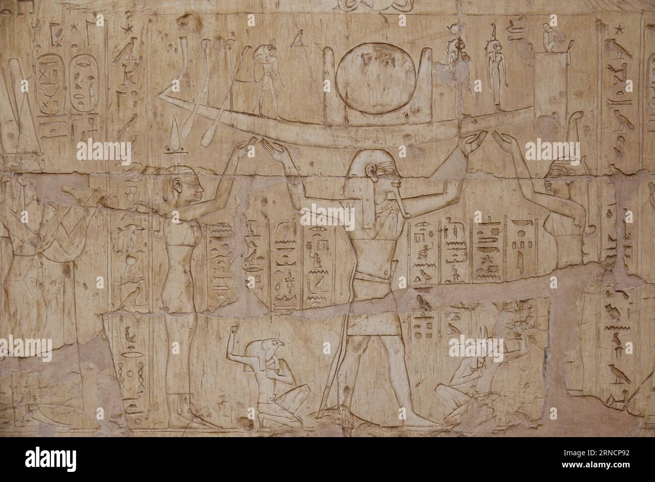 Lavori di rilievo nella tomba di Pabasa nelle Tombe di Asasif vicino al Tempio di Hatshepsuts a Deir el-Bahri, Luxor, paesaggio egiziano dei Colli Tebani e mo Foto Stock