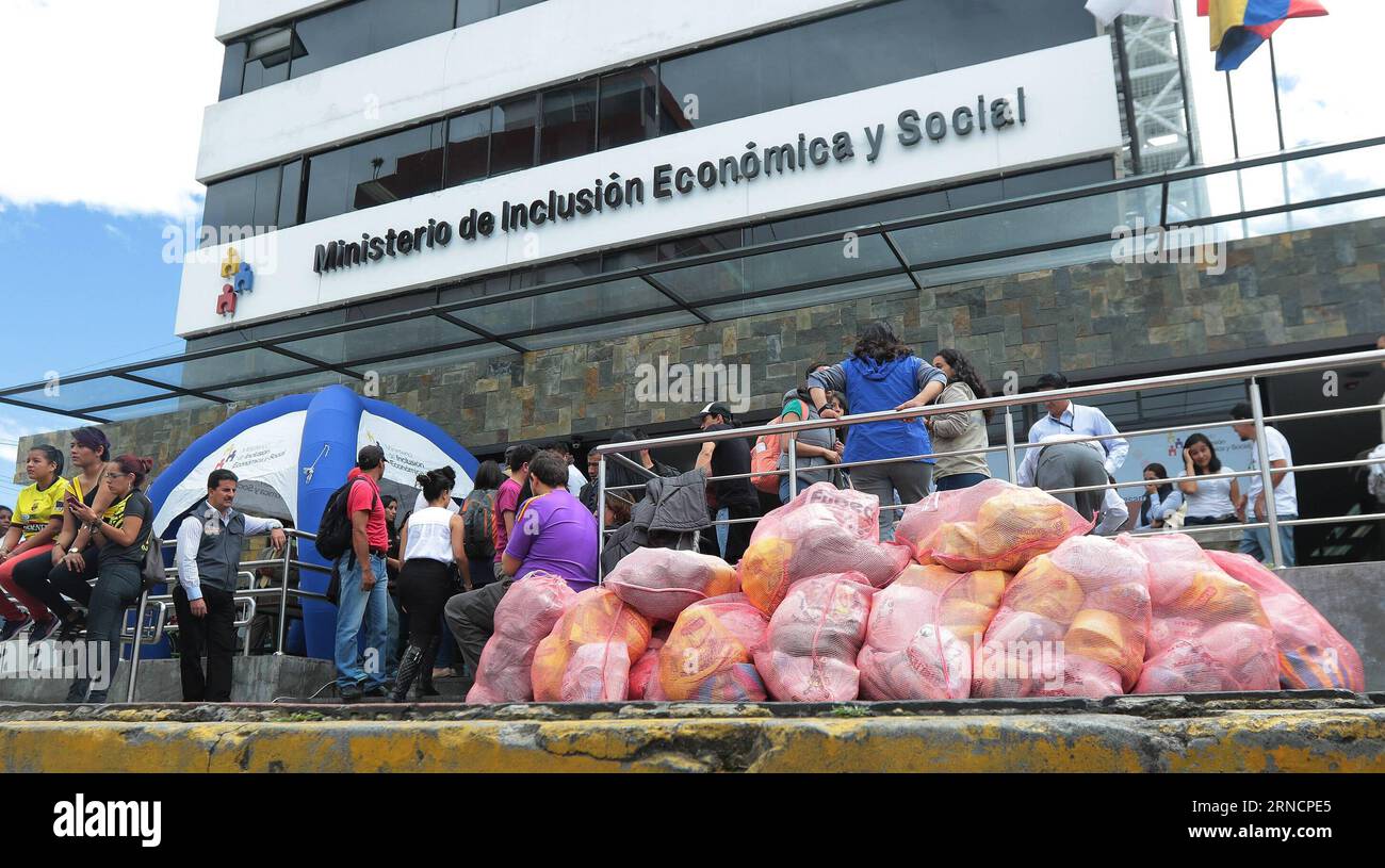 (160418) -- QUITO, 18 aprile 2016 -- l'immagine fornita dalla Public News Agency of Ecuador and Sudamerica ANDES mostra le persone che organizzano forniture di soccorso da trasportare nelle aree colpite dal terremoto in un centro colleciale installato presso il Ministero dell'inclusione economica e sociale (MIES, per il suo acronimo in spagnolo), nella città di Quito, Ecuador, il 18 aprile 2016. Le squadre di soccorso in Ecuador hanno intensificato gli sforzi lunedì per salvare le persone e trovare corpi intrappolati nelle macerie causate dal terremoto di magnitudo 7,8 di sabato notte, che ha causato almeno 350 morti e 2.068 feriti. ) (vf Foto Stock