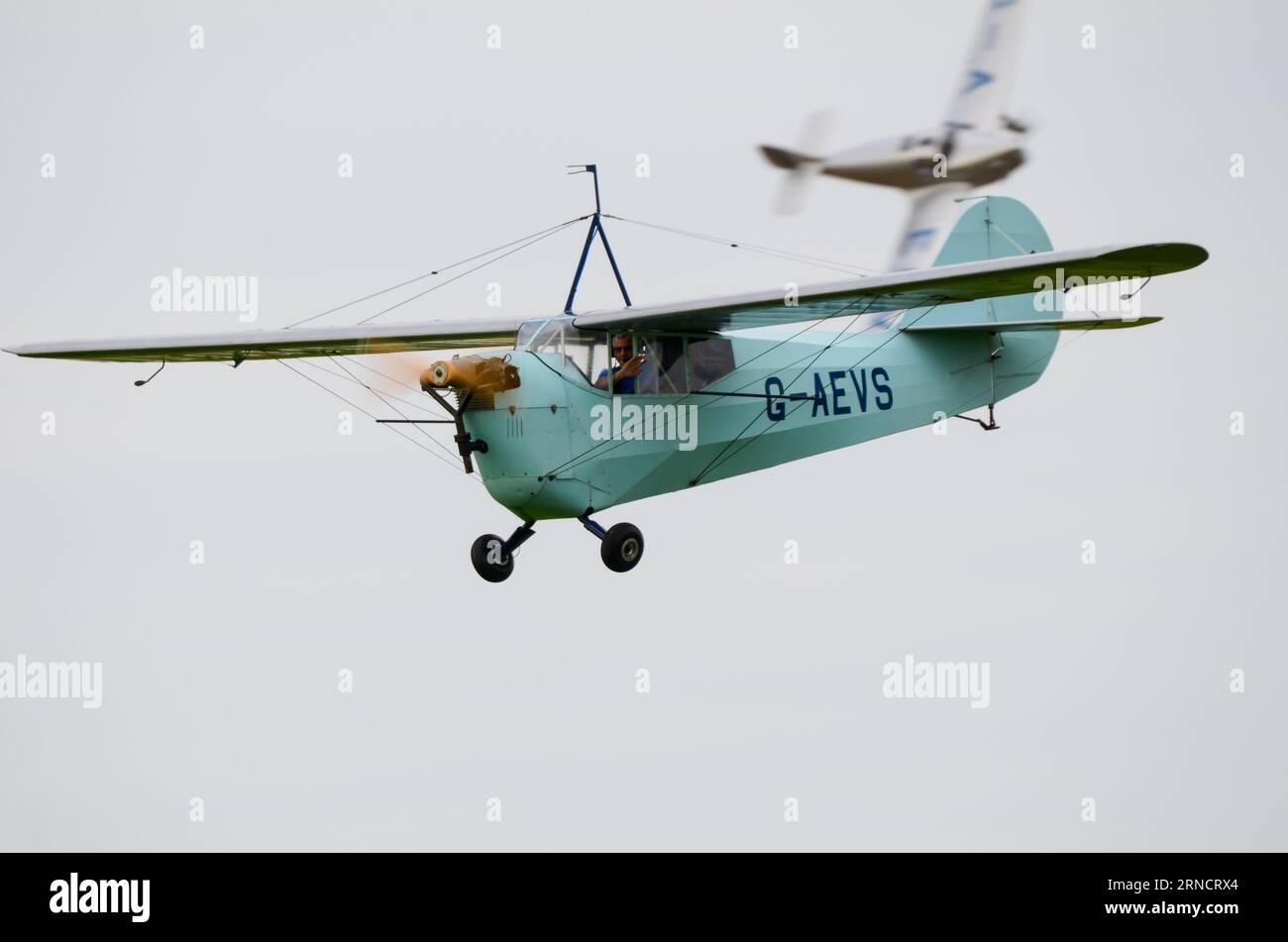Aeronca 100, variante britannica dell'Aeronca C-3 equipaggiata con un motore Aeronca JAP J-99. Volare in uno scenario di gara aerea a Sywell Foto Stock