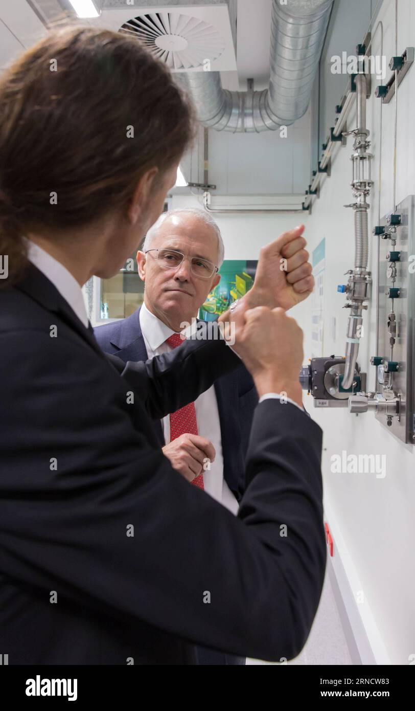 (160422) -- SYDNEY, 22 aprile 2016 -- Un ricercatore introduce la ricerca più recente al primo ministro australiano Malcolm Turnbull presso l'Università del nuovo Galles del Sud (UNSW) a Sydney, Australia, 22 aprile 2016. L'Australia ha affermato di essere in testa alla corsa internazionale nella comprensione del computing quantistico dopo che il primo ministro Malcolm Turnbull ha visitato una nuova struttura di ricerca. Venerdì l'UNSW ha presentato il suo nuovo complesso di laboratorio di calcolo quantistico, raddoppiando la sua capacità produttiva mentre continua a sostenere la creazione di un processore quantistico basato su silicio, un ostacolo fondamentale nella corsa globale da compiere Foto Stock