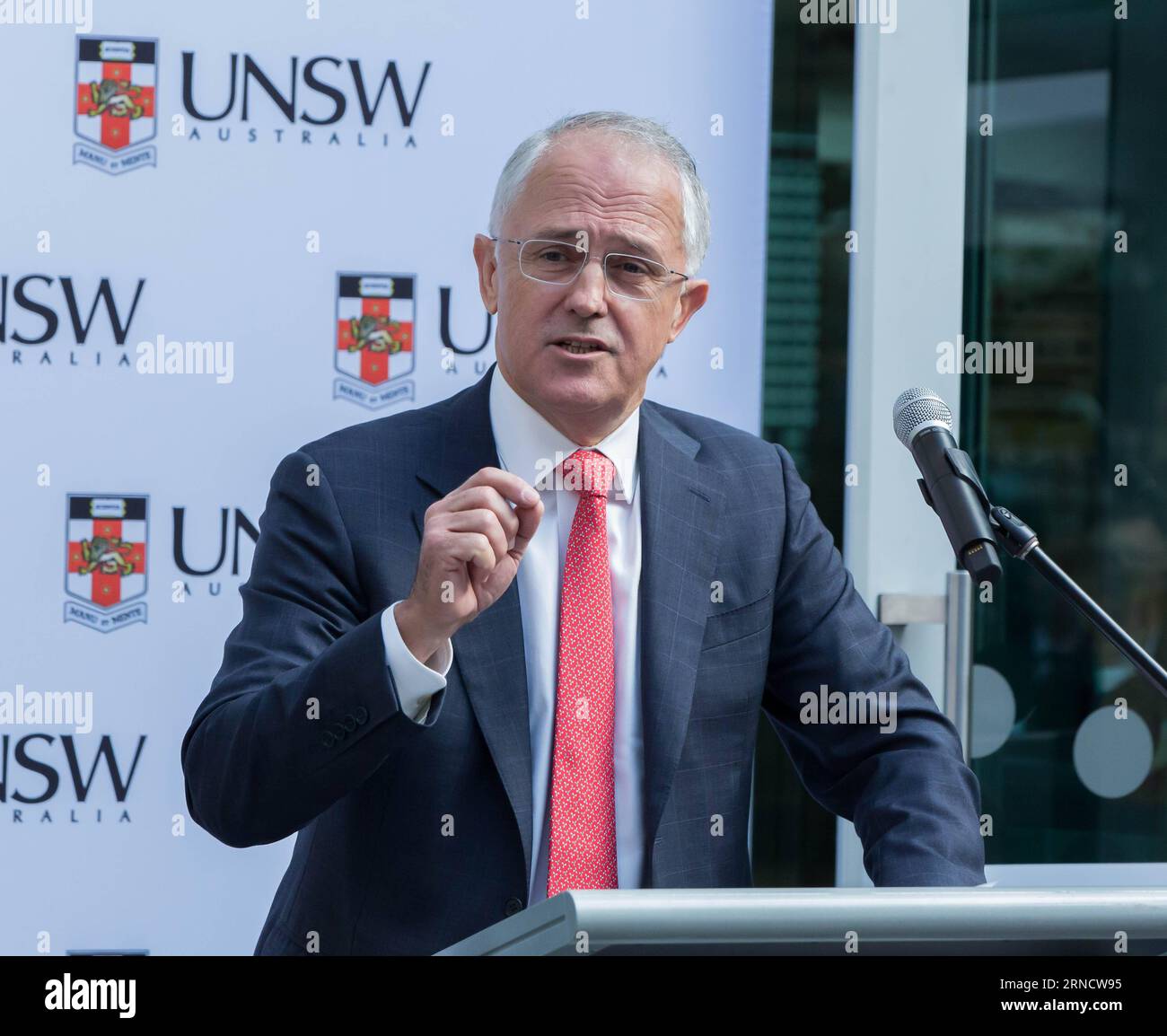 (160422) -- SYDNEY, 22 aprile 2016 -- il primo ministro australiano Malcolm Turnbull parla alla cerimonia di inaugurazione presso l'Università del nuovo Galles del Sud (UNSW) a Sydney, Australia, 22 aprile 2016. L'Australia ha affermato di essere in testa alla corsa internazionale nella comprensione del computing quantistico dopo che il primo ministro Malcolm Turnbull ha visitato una nuova struttura di ricerca. Venerdì l'UNSW ha presentato il suo nuovo complesso di laboratorio di calcolo quantistico, raddoppiando la sua capacità produttiva mentre continua a sostenere la creazione di un processore quantistico basato su silicio, un ostacolo fondamentale nella corsa globale per la creazione di comput quantistico Foto Stock