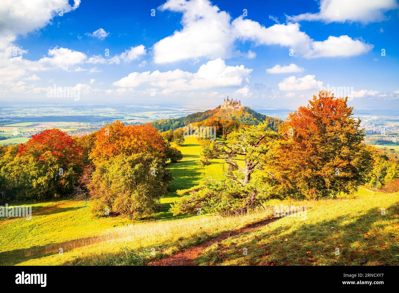 Burg Hohenzollern, Germania. Paesaggio autunnale Hohenzollern Castello nel distretto Zollernalbkreis Alpi Sveve - Baden-Wurttemberg. Foto Stock