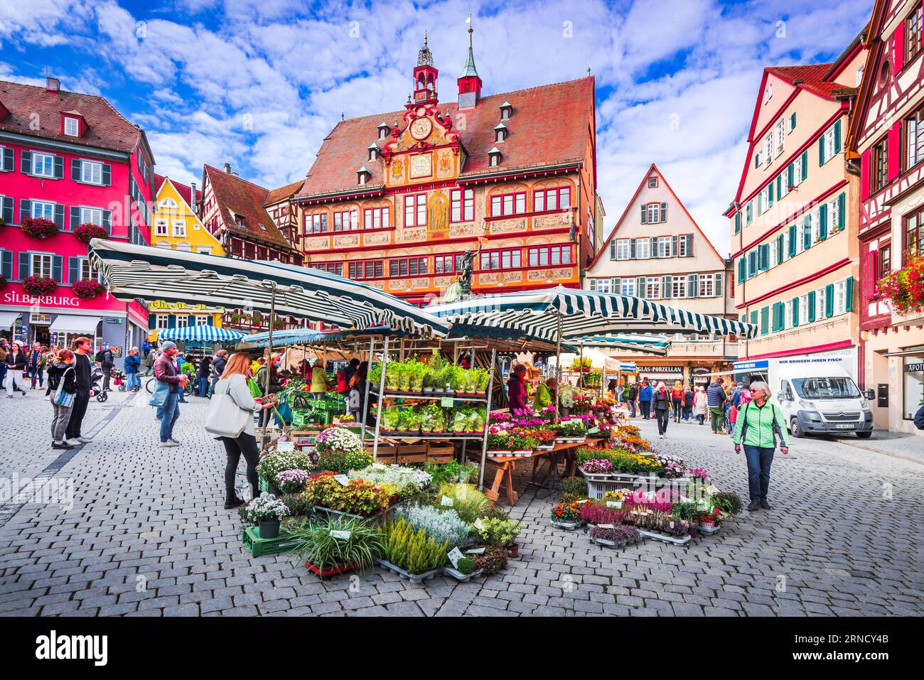 Tubingen, Germania - 16 ottobre 2021. Piccola cittadina tedesca tradizionale con case decorate in legno, terra di Baden-Wurttemberg. Foto Stock