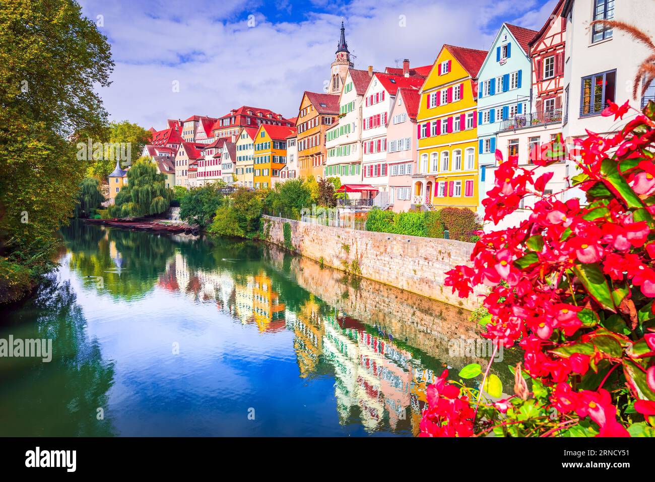 Tubingen, Germania. Tradizionale cittadina bavarese decorata con fiori, terra del Baden-Wurttemberg. Foto Stock