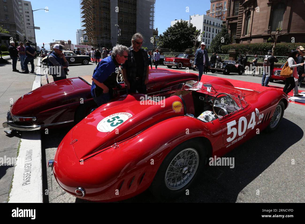 SAN FRANCISCO, 24 aprile 2016 -- due visitatori guardano un'auto storica di fronte al Fairmont Hotel a San Francisco, negli Stati Uniti, il 24 aprile 2016. Di fronte al Fairmont Hotel di San Francisco domenica sono state esposte sessantasette auto storiche provenienti da una dozzina di stati americani, Germania e Colombia. Queste annate di 1957 o più vecchie partiranno il 25 aprile per un tour di quattro giorni di circa mille miglia attraverso la California centrale nel 2016 California mille, un evento automobilistico d'epoca annuale in occasione della famosa corsa su strada aperta in Italia, la mille miglia, che è stata un evento di migliaia di miglia che r Foto Stock