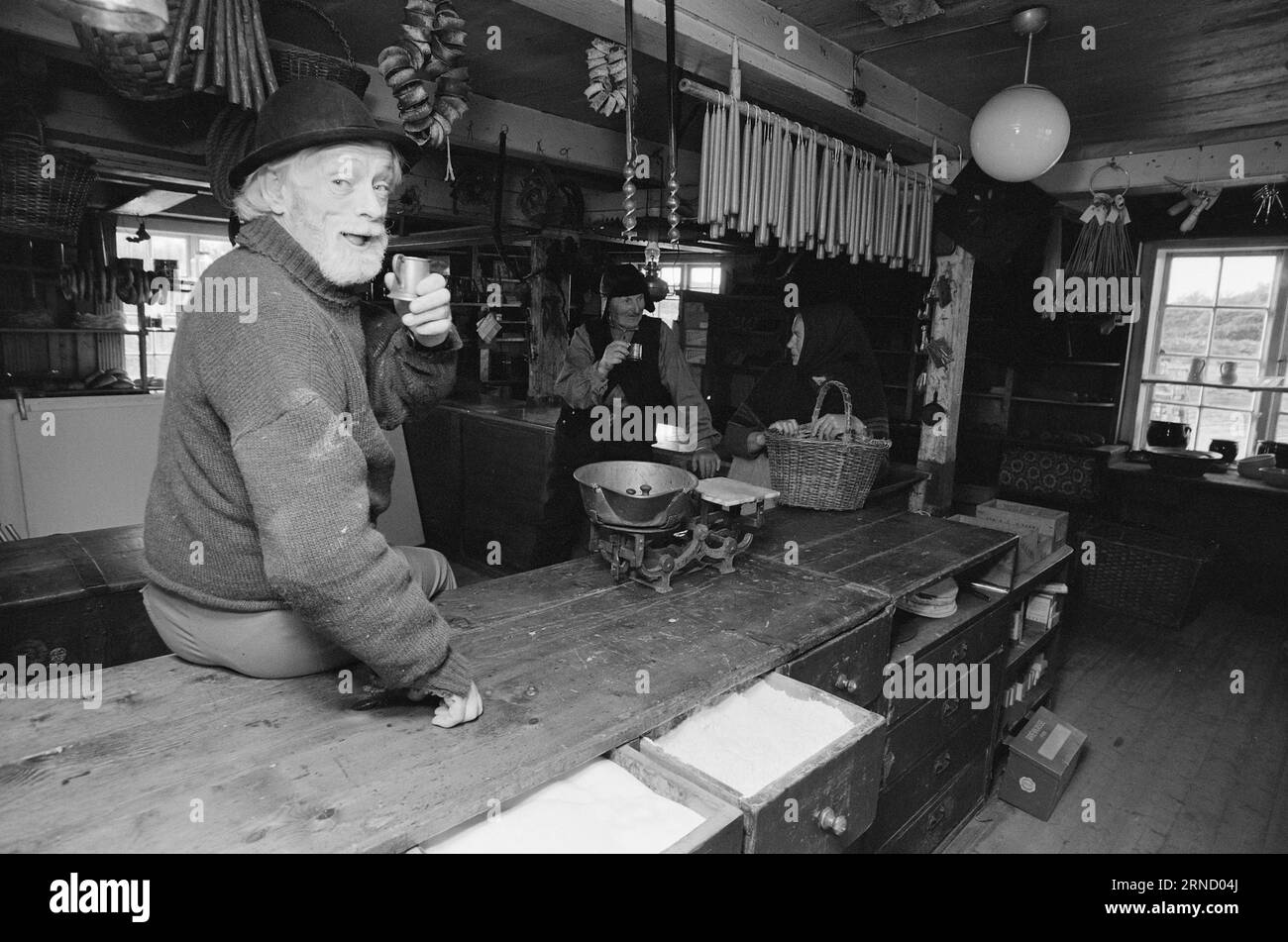 Current 41-1-1973: Three Years with HamsunIl teatro televisivo sta girando la serie Hamsun 'Benoni and Rosa' presso il vecchio trading post di Kjerringøy fuori Bodø nel Nordland. E' un compito enorme per loro, e la serie non sarà vista sullo schermo televisivo fino all'autunno del 1975. Nella vecchia krambua, oltre a zucchero e caffè e lampade a olio di fegato di merluzzo, si poteva anche prendere un mezzo pægl, un DRAM. L'attore Dan fosse e il pescatore Aksel Pedersen ne hanno prosciugato uno buono dal barile. Foto: Aage Storløkken / Aktuell / NTB ***FOTO NON ELABORATA*** questo testo è stato automatico Foto Stock