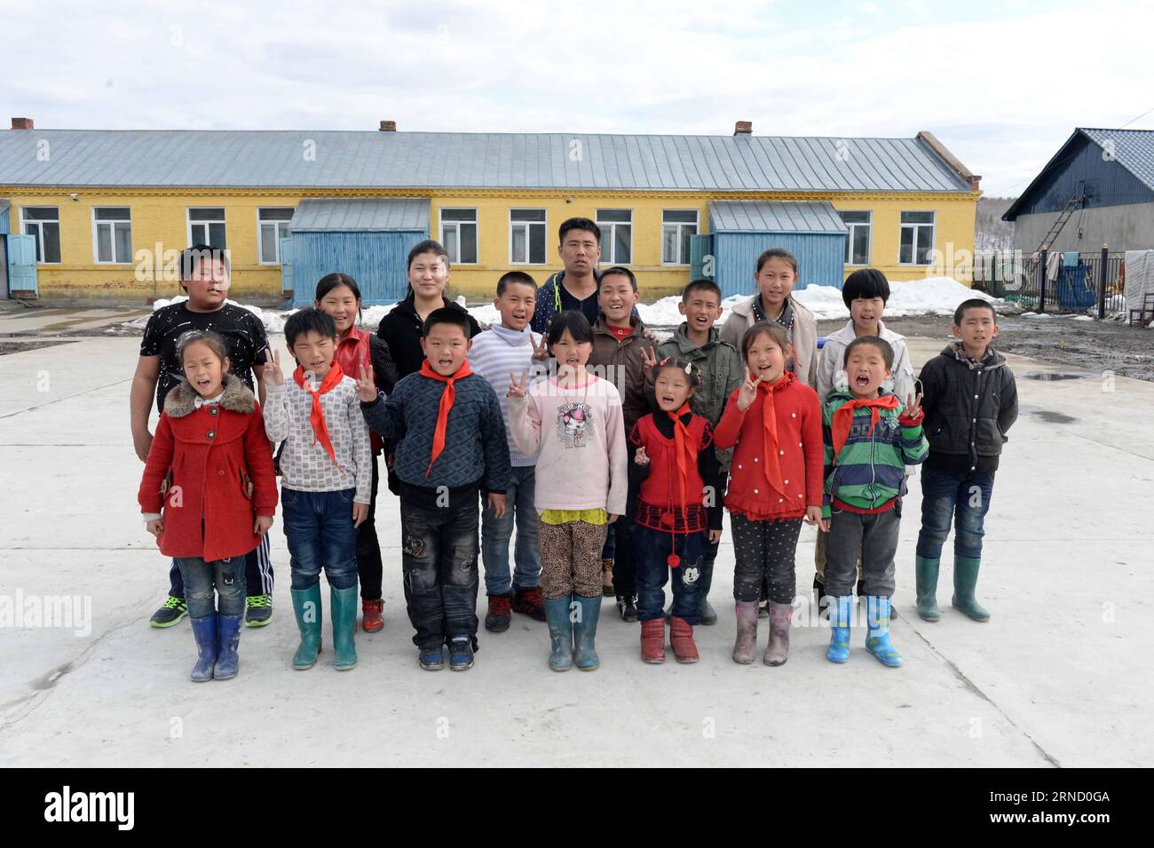 MOHE, 26 aprile 2016 -- Una foto di gruppo scattata il 26 aprile 2016 mostra insegnanti e studenti della Beihong Elementary School della Beihong Elementary School nel villaggio Beihong della Beiji Township nella contea di Mohe, la contea più settentrionale della Cina, provincia di Heilongjiang nella Cina nord-orientale, 26 aprile 2016. La Beihong Elementary School, la scuola elementare più settentrionale della Cina, ha solo due insegnanti e 15 alunni. I due insegnanti, Wang Zhonglei e Yu Jing, sono una coppia che è stata qui per anni. (lfj) CHINA-HEILONGJIANG-NORTH PRIMARY SCHOOL (CN) WangxKai PUBLICATIONxNOTxINxCHN Mohe aprile 26 2016 a Grou Foto Stock