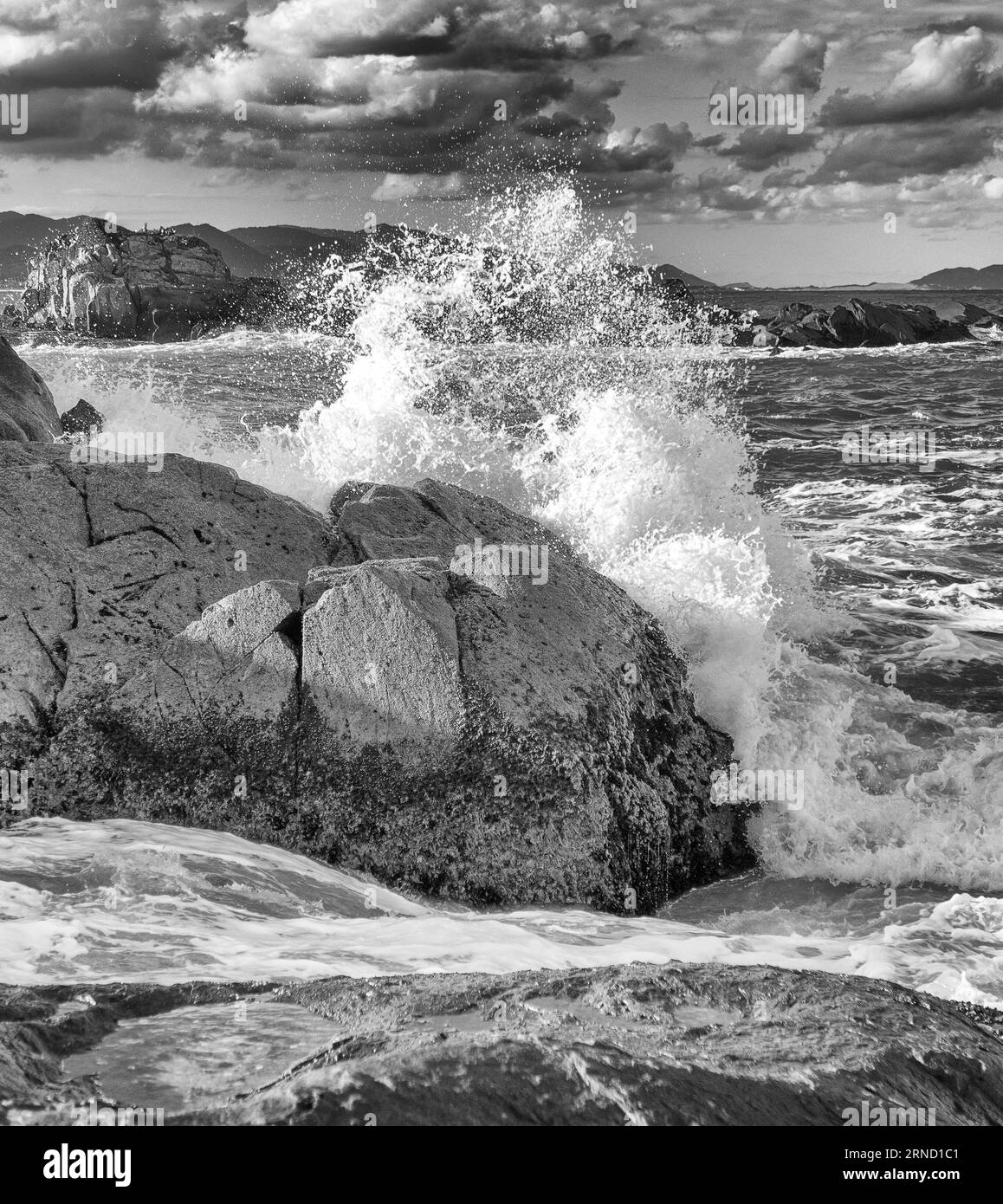 I mari mossi dell'Atlantico si schiantano contro le rocce di Ponta das Campanhas, Armacao su Florianopolis, realizzando una perfetta esposizione fotografica ogni fe Foto Stock