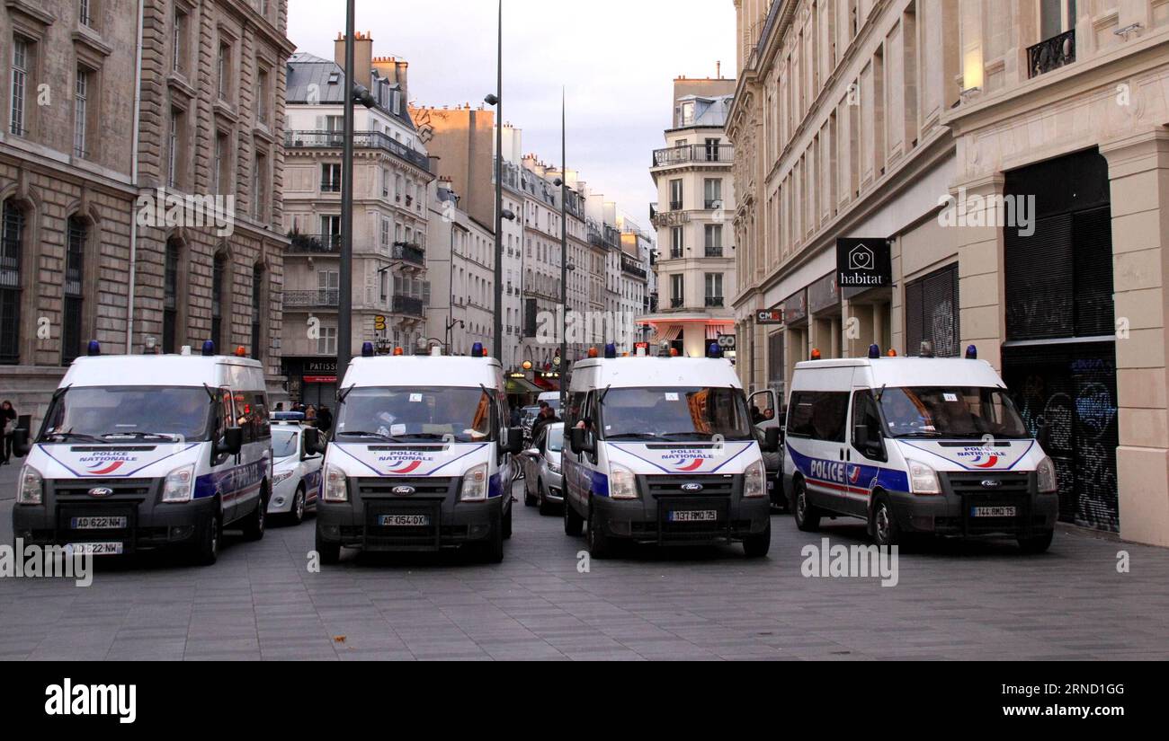 PARIGI, 27 aprile 2016 -- i poliziotti prendono posizione a Place de la Republique, dove il movimento Nuit Debout (Up All Night) si svolge a Parigi, capitale della Francia, il 27 aprile 2016. Dalla fine di marzo, centinaia di giovani occupano ogni sera Piazza della Repubblica per un seggio notturno spontaneo per esprimere la loro obiezione alle riforme del lavoro del governo considerate come una minaccia per i diritti dei lavoratori. FRANCIA-PARIGI- MOVIMENTO TUTTA LA NOTTE ZhengxBin PUBLICATIONxNOTxINxCHN Parigi aprile 27 2016 i poliziotti prendono posizione A Place de la Republique dove il Nuit Debout Up All Night Foto Stock