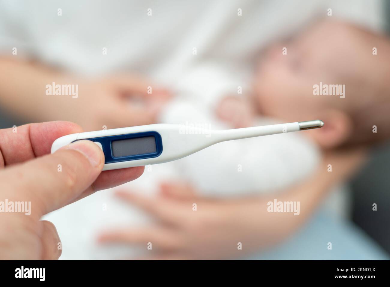 La tecnologia aiuta a controllare lo stato di salute del neonato, il concetto di garantire la temperatura ottimale del bambino Foto Stock