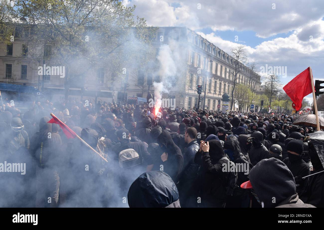 Parigi: Ausschreitungen nach Protesten gegen Arbeitsmarktreform (160428) -- PARIGI, 28 aprile 2016 -- i manifestanti marciano in protesta contro la riforma del codice del lavoro da parte del governo francese, a Parigi, in Francia, 28 aprile 2016. Le proteste sono diventate violente a Parigi e in altre città francesi mentre decine di migliaia di manifestanti hanno fatto una nuova spinta per costringere il governo a ritirare un progetto di legge per riformare il codice del lavoro del paese. FRANCE-PARIS-LABOR-PROTESTA LixGenxing PUBLICATIONxNOTxINxCHN Parigi rivolte dopo proteste contro la riforma del mercato del lavoro 160428 Parigi aprile 28 2016 manifestazione marcia in protesta contro il Go francese Foto Stock