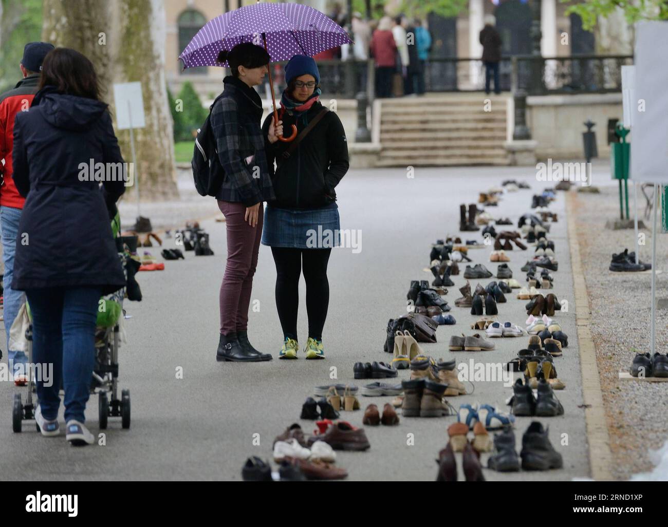 (160428) -- ZAGABRIA, 28 aprile 2016 -- scarpe vecchie abbandonate sono viste durante una protesta al parco Zrinjevac di Zagabria, capitale della Croazia, 28 aprile 2016. Alla giornata nazionale per la sicurezza e la salute sul lavoro, l'Unione dei sindacati autonomi della Croazia (SSSH) ha organizzato una protesta chiedendo al governo di garantire il lavoro di base e la sicurezza sociale per i cittadini. Le scarpe abbandonate simboleggiano le persone che hanno lasciato il paese. Un totale di 50.628 persone si sono trasferite all'estero nel 2015 secondo l'ufficio nazionale di statistica. ) CROAZIA-ZAGABRIA-UNIONE-PROTESTA MisoxLisanin PUBLICATIONxNOTxINxCHN 160428 Zagabria aprile 28 20 Foto Stock