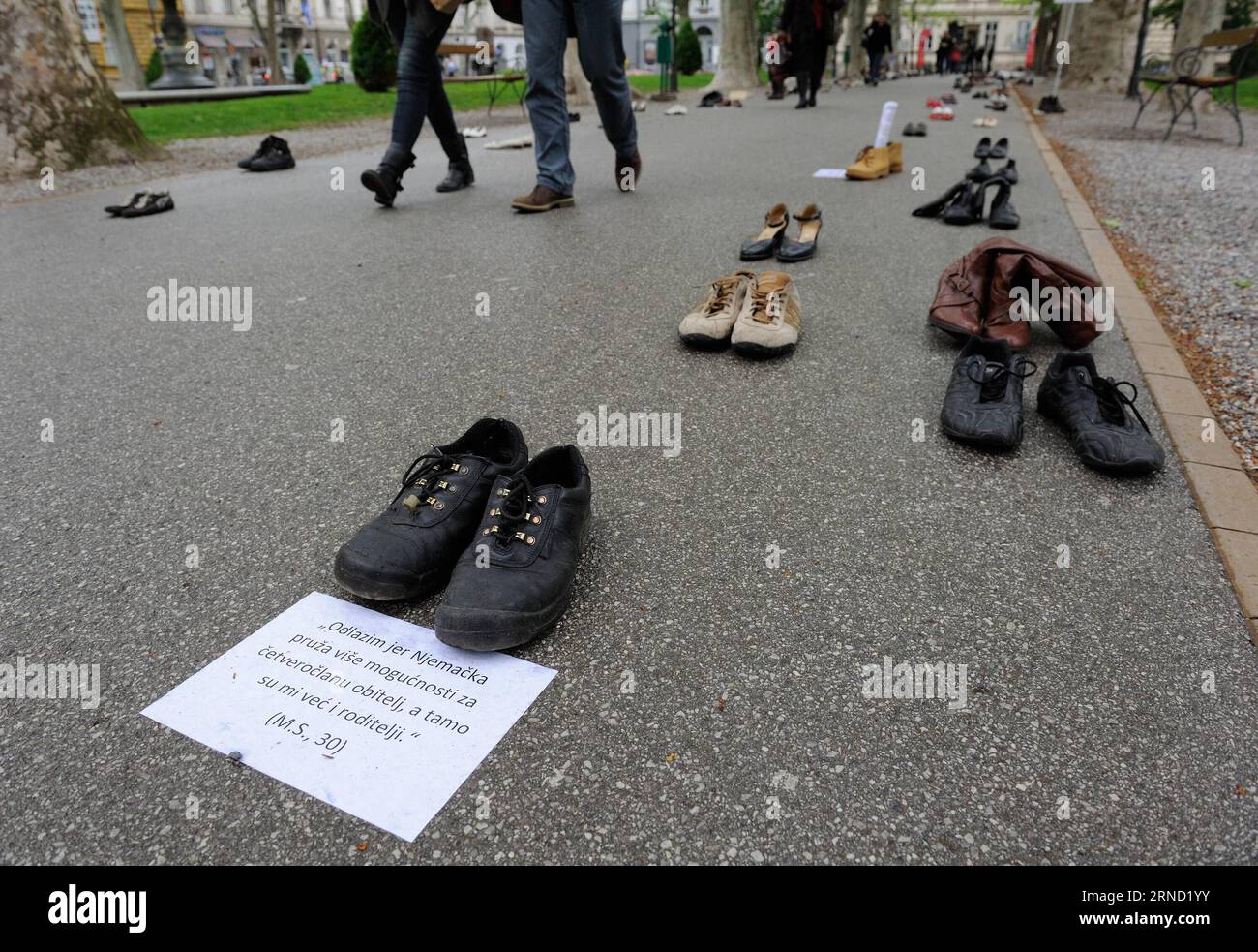 (160428) -- ZAGABRIA, 28 aprile 2016 -- scarpe vecchie abbandonate sono viste durante una protesta al parco Zrinjevac di Zagabria, capitale della Croazia, 28 aprile 2016. Alla giornata nazionale per la sicurezza e la salute sul lavoro, l'Unione dei sindacati autonomi della Croazia (SSSH) ha organizzato una protesta chiedendo al governo di garantire il lavoro di base e la sicurezza sociale per i cittadini. Le scarpe abbandonate simboleggiano le persone che hanno lasciato il paese. Un totale di 50.628 persone si sono trasferite all'estero nel 2015 secondo l'ufficio nazionale di statistica. ) CROAZIA-ZAGABRIA-UNIONE-PROTESTA MisoxLisanin PUBLICATIONxNOTxINxCHN 160428 Zagabria aprile 28 20 Foto Stock