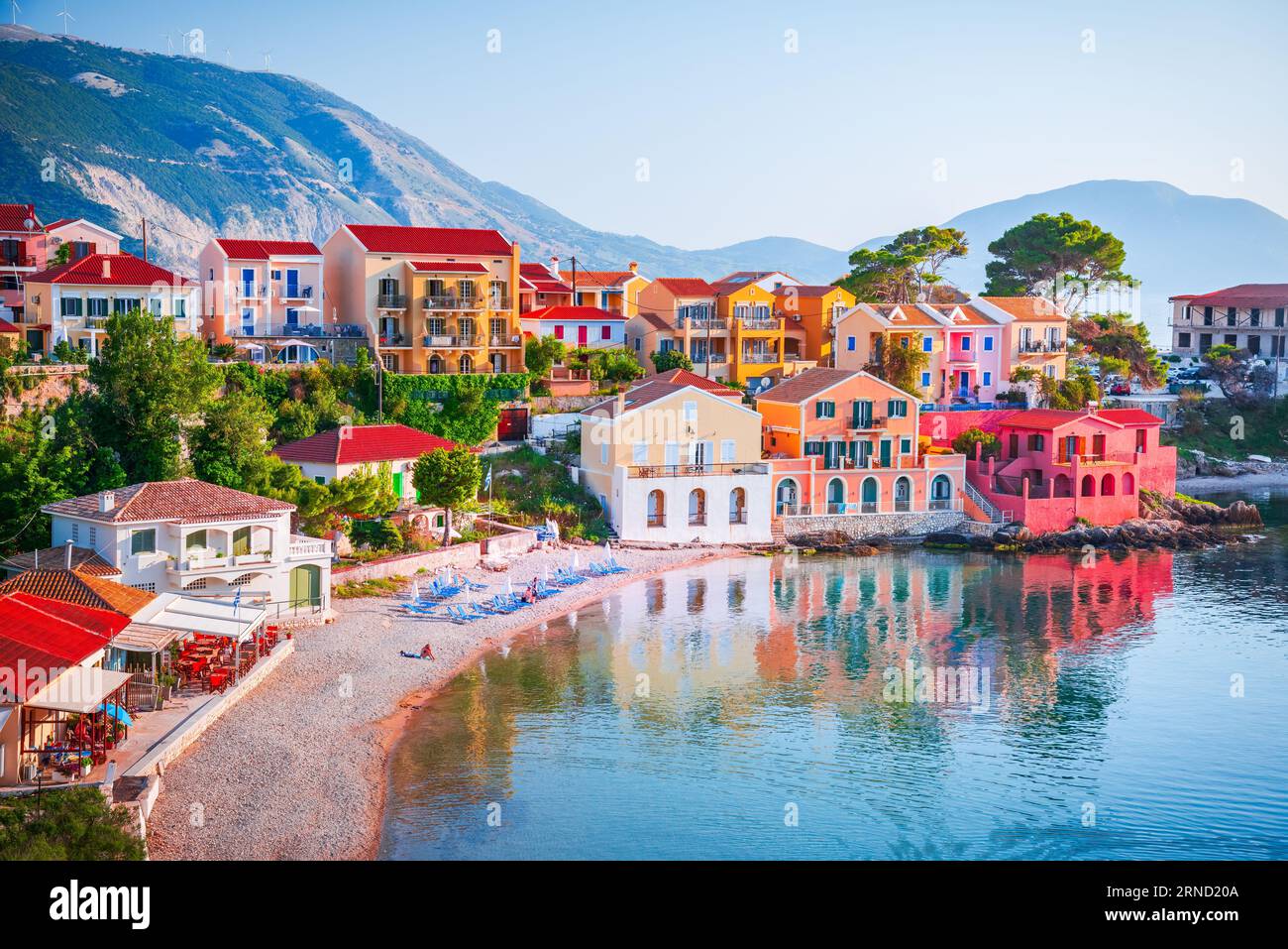 Assos, Cefalonia - Grecia. Splendido villaggio pittoresco annidato sulle idilliache isole ioniche. Case colorate e baia color turchese. Foto Stock