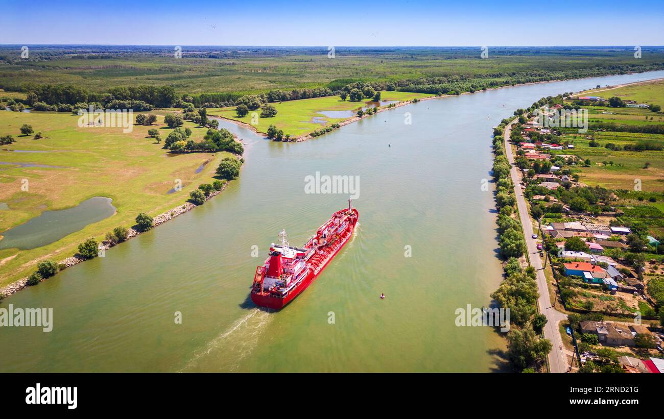 Tulcea, Romania. Sulina Branch, navigazione marina sul Danubio, villaggio di Partizani. Foto Stock