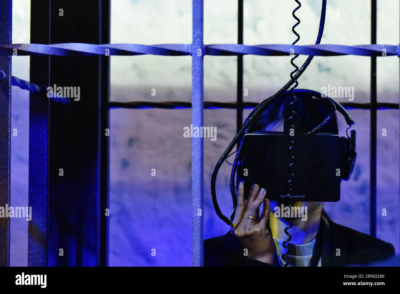 (160429) -- BANGKOK, 29 aprile 2016 -- Una donna indossa una testa di realtà virtuale durante il Bangkok Comic con 2016 a Bangkok, Thailandia, 29 aprile 2016. I fan del fumetto e dell'animazione in Thailandia si sono riuniti venerdì al Bangkok International Trade & Exhibition Center per l'apertura del Bangkok Comic con 2016. Durante la durata di tre giorni, i visitatori saranno raggiunti da oltre cinquanta espositori internazionali del settore, tra cui Marvel, HBO e Bandai, con i loro ultimi prodotti e vari eventi interattivi. Il Bangkok Comic con è iniziato nel 2014 ed è cresciuto fino a diventare una delle più grandi culture pop Foto Stock