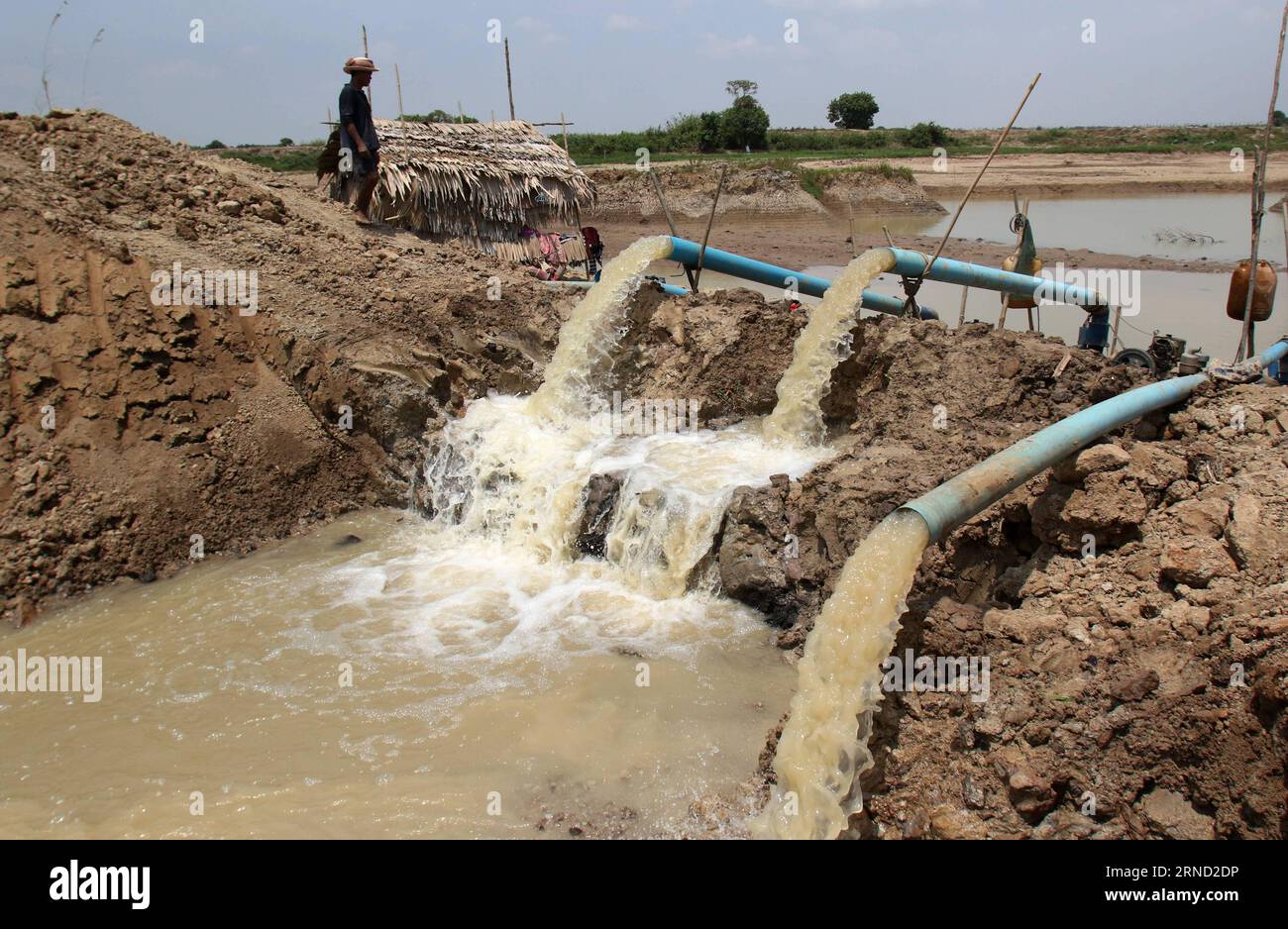 (160429) -- PHNOM PENH, 29 aprile 2016 -- Un agricoltore pompa acqua da un lago impoverito alla sua azienda agricola nella provincia meridionale di Kandal, Cambogia, 29 aprile 2016. La siccità sta causando gravi carenze idriche in 18 delle 25 città e province della Cambogia, ha detto all'inizio di questa settimana Keo Vy, portavoce del Centro Nazionale per la gestione dei disastri. ) CAMBOGIA-PHNOM PENH-SICCITÀ-CARENZA IDRICA Sovannara PUBLICATIONxNOTxINxCHN 160429 Phnom Penh aprile 29 2016 un agricoltore pompa acqua da un lago esaurito alla sua azienda agricola nella provincia del Kandal meridionale Cambogia aprile 29 2016 la siccità STA causando gravi carenze idriche nel 18 Foto Stock