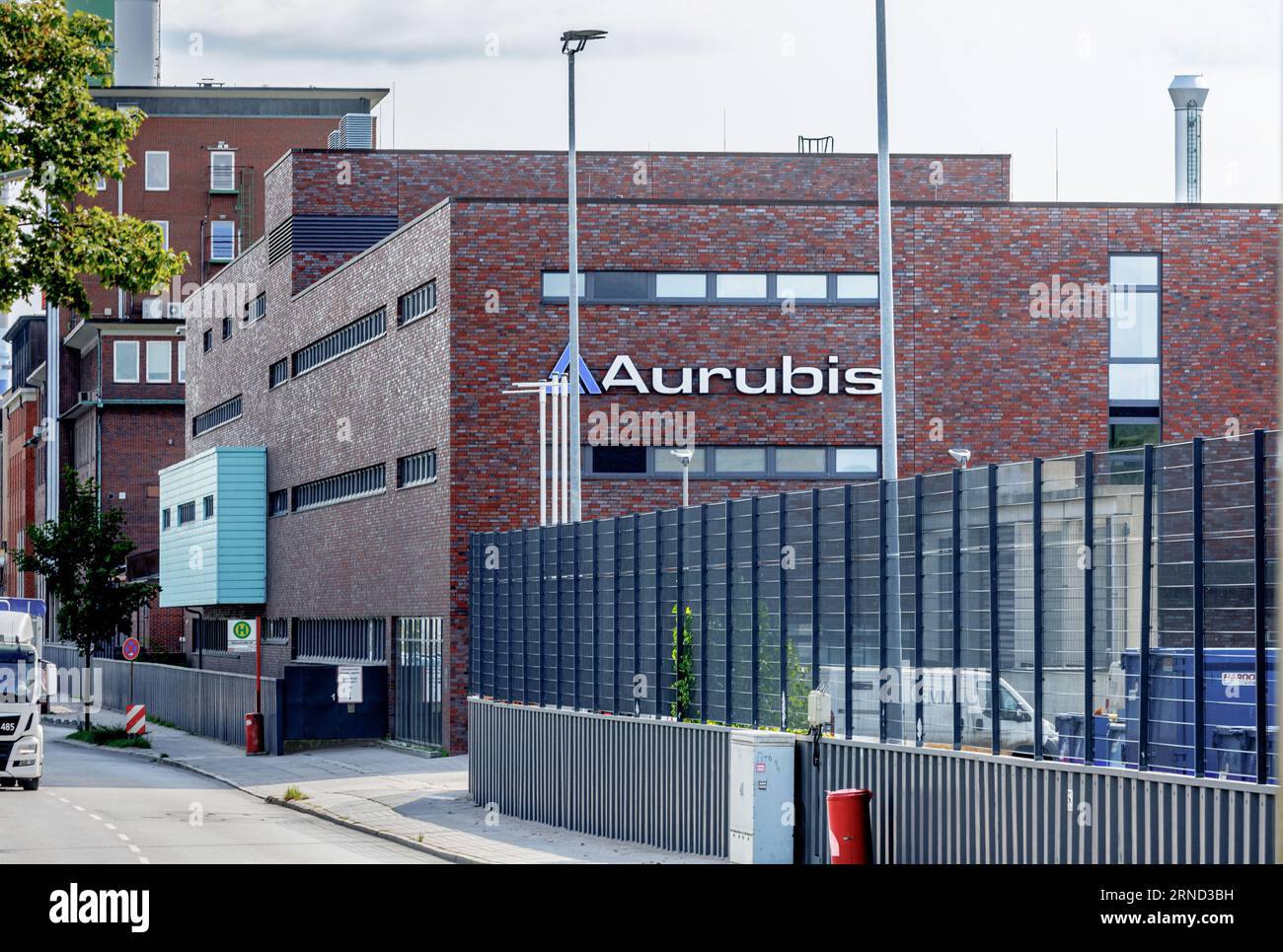 Amburgo, Germania. 1 settembre 2023. La scritta "Aurubis" si trova su un edificio amministrativo dello stabilimento di Amburgo. Per la seconda volta quest'anno, Aurubis, produttore di rame con sede ad Amburgo, specialista nel riciclaggio, è stata vittima di un presunto furto di metallo. Il danno stavolta potrebbe ammontare a tre cifre milioni di dollari. Si è saputo solo a giugno che una banda di ladri aveva presumibilmente rubato prodotti intermedi contenenti metalli preziosi dalla società per un periodo di anni, generando proventi del valore di circa · 20 milioni. Credito: Markus Scholz/dpa/Alamy Live News Foto Stock