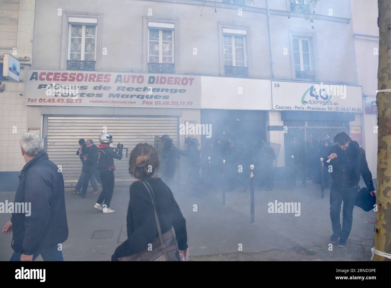 (160501) -- PARIGI, 1° maggio 2016 -- le persone sono circondate da fumo durante uno scontro durante la dimostrazione del primo maggio a Parigi, Francia, 1° maggio 2016. La protesta divenne violenta a Parigi quando i manifestanti fecero una nuova spinta per costringere il governo a rilasciare una bozza di legge per riformare il codice del lavoro del paese. FRANCE-PARIS-LABOUR DAY-CLASH LixGenxing PUBLICATIONxNOTxINxCHN 160501 Parigi 1 maggio 2016 le celebrità sono circondate da fumo durante uno scontro NELLA dimostrazione del primo maggio a Parigi Francia 1 maggio 2016 la protesta è diventata violenta a Parigi mentre i manifestanti hanno fatto una nuova spinta per costringere il governo a far cadere una bozza di legge Foto Stock