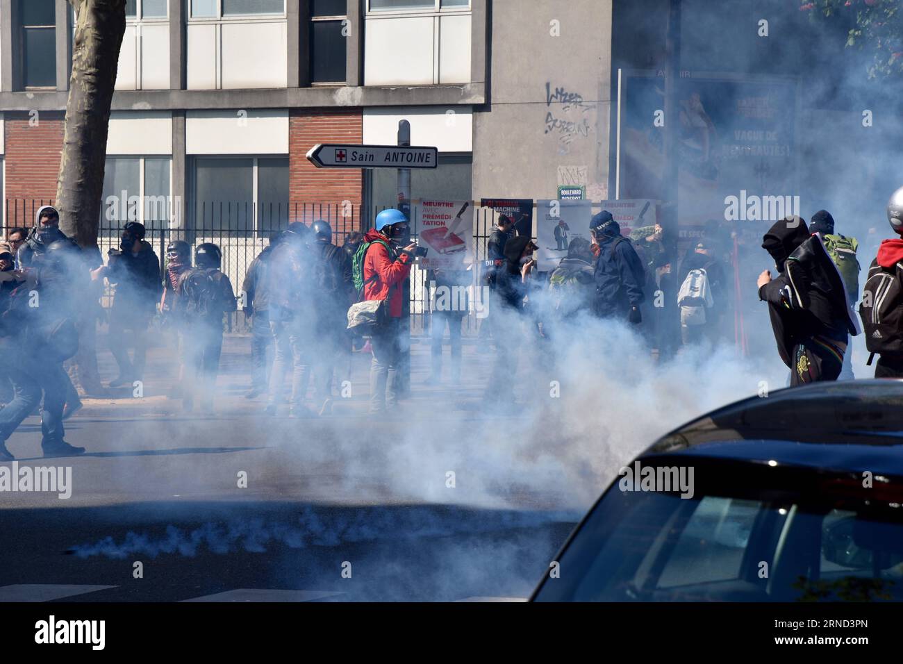 (160501) -- PARIGI, 1° maggio 2016 -- le persone sono circondate da fumo durante uno scontro durante la dimostrazione del primo maggio a Parigi, Francia, 1° maggio 2016. La protesta divenne violenta a Parigi quando i manifestanti fecero una nuova spinta per costringere il governo a rilasciare una bozza di legge per riformare il codice del lavoro del paese. FRANCE-PARIS-LABOUR DAY-CLASH LixGenxing PUBLICATIONxNOTxINxCHN 160501 Parigi 1 maggio 2016 le celebrità sono circondate da fumo durante uno scontro NELLA dimostrazione del primo maggio a Parigi Francia 1 maggio 2016 la protesta è diventata violenta a Parigi mentre i manifestanti hanno fatto una nuova spinta per costringere il governo a far cadere una bozza di legge Foto Stock