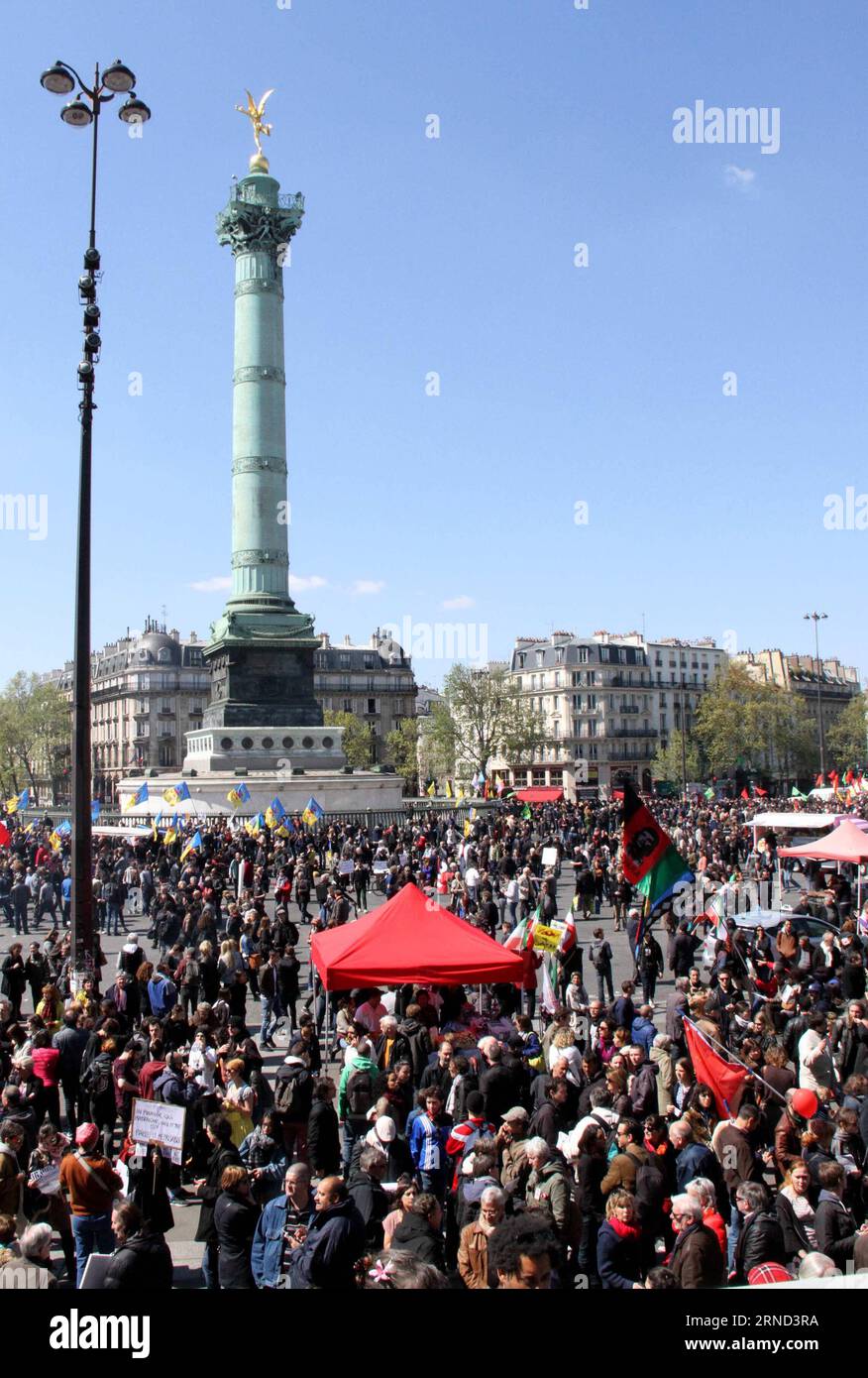La gente partecipa alla sfilata del Labor Day a Parigi, in Francia, il 1° maggio 2016. I manifestanti hanno fatto una nuova spinta per costringere il governo francese a rilasciare un progetto di legge per riformare il codice del lavoro del paese. FRANCE-PARIS-LABOR DAY-RALLY ZhengxBin PUBLICATIONxNOTxINxCHN Celebrities prendono parte alla Laboratory Day Parade a Parigi Francia IL 1° maggio 2016 i manifestanti hanno lanciato una nuova spinta per costringere il governo francese a rilasciare una bozza di legge per riformare il codice del laboratorio del Paese Francia Paris Laboratory Day Rally ZhengxBin PUBLICATIONXINXCHN Foto Stock