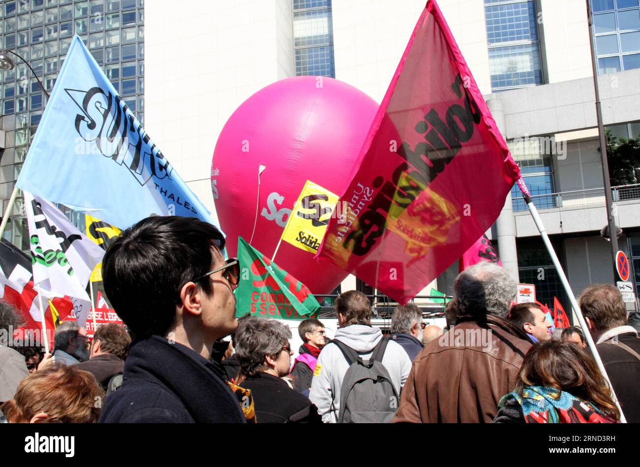 La gente partecipa alla sfilata del Labor Day a Parigi, in Francia, il 1° maggio 2016. I manifestanti hanno fatto una nuova spinta per costringere il governo francese a rilasciare un progetto di legge per riformare il codice del lavoro del paese. FRANCE-PARIS-LABOR DAY-RALLY ZhengxBin PUBLICATIONxNOTxINxCHN Celebrities prendono parte alla Laboratory Day Parade a Parigi Francia IL 1° maggio 2016 i manifestanti hanno lanciato una nuova spinta per costringere il governo francese a rilasciare una bozza di legge per riformare il codice del laboratorio del Paese Francia Paris Laboratory Day Rally ZhengxBin PUBLICATIONXINXCHN Foto Stock