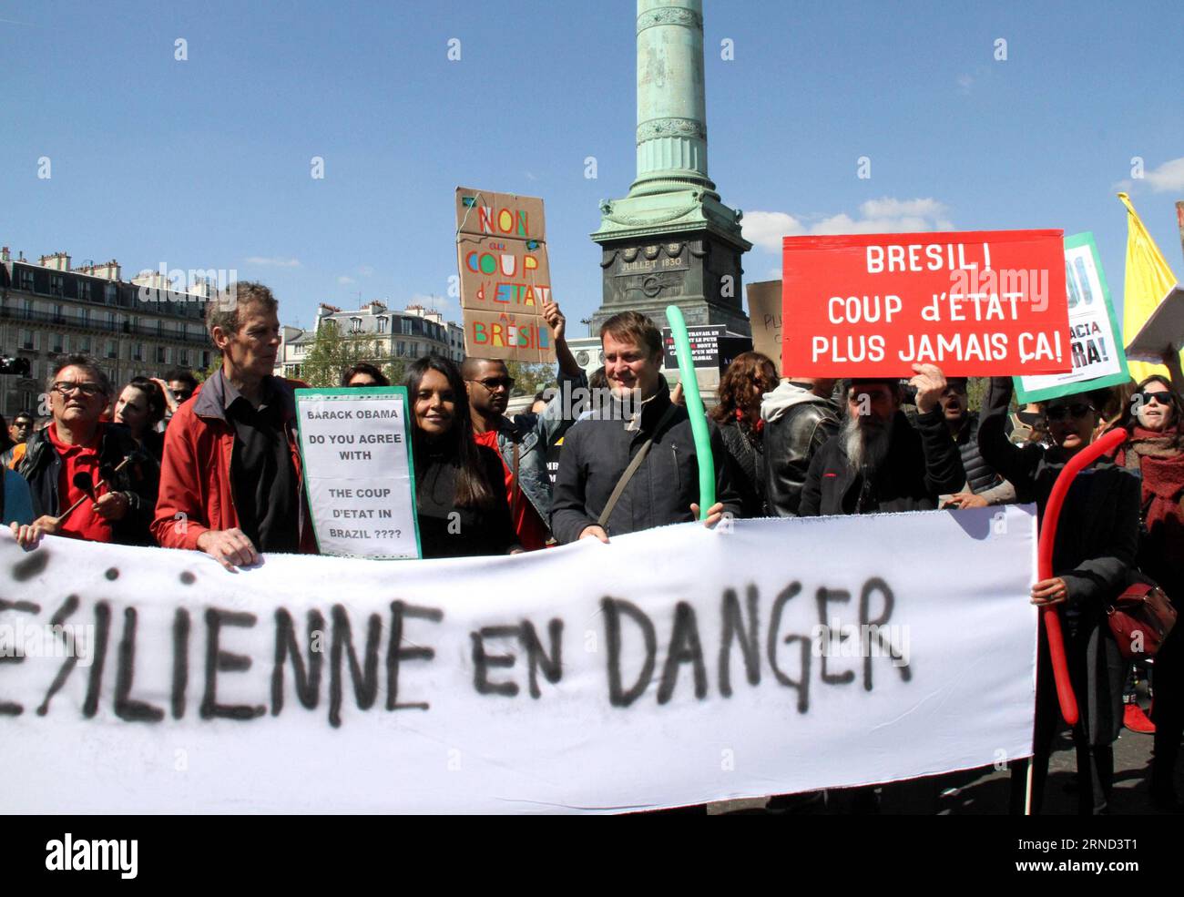 La gente partecipa alla sfilata del Labor Day a Parigi, in Francia, il 1° maggio 2016. I manifestanti hanno fatto una nuova spinta per costringere il governo francese a rilasciare un progetto di legge per riformare il codice del lavoro del paese. FRANCE-PARIS-LABOR DAY-RALLY ZhengxBin PUBLICATIONxNOTxINxCHN Celebrities prendono parte alla Laboratory Day Parade a Parigi Francia IL 1° maggio 2016 i manifestanti hanno lanciato una nuova spinta per costringere il governo francese a rilasciare una bozza di legge per riformare il codice del laboratorio del Paese Francia Paris Laboratory Day Rally ZhengxBin PUBLICATIONXINXCHN Foto Stock