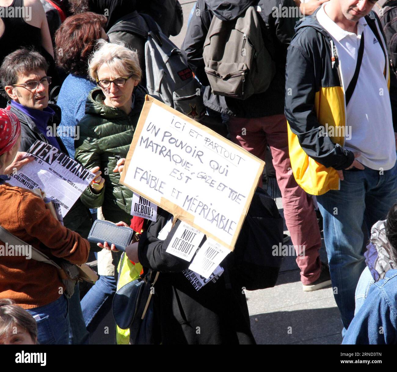 La gente partecipa alla sfilata del Labor Day a Parigi, in Francia, il 1° maggio 2016. I manifestanti hanno fatto una nuova spinta per costringere il governo francese a rilasciare un progetto di legge per riformare il codice del lavoro del paese. FRANCE-PARIS-LABOR DAY-RALLY ZhengxBin PUBLICATIONxNOTxINxCHN Celebrities prendono parte alla Laboratory Day Parade a Parigi Francia IL 1° maggio 2016 i manifestanti hanno lanciato una nuova spinta per costringere il governo francese a rilasciare una bozza di legge per riformare il codice del laboratorio del Paese Francia Paris Laboratory Day Rally ZhengxBin PUBLICATIONXINXCHN Foto Stock
