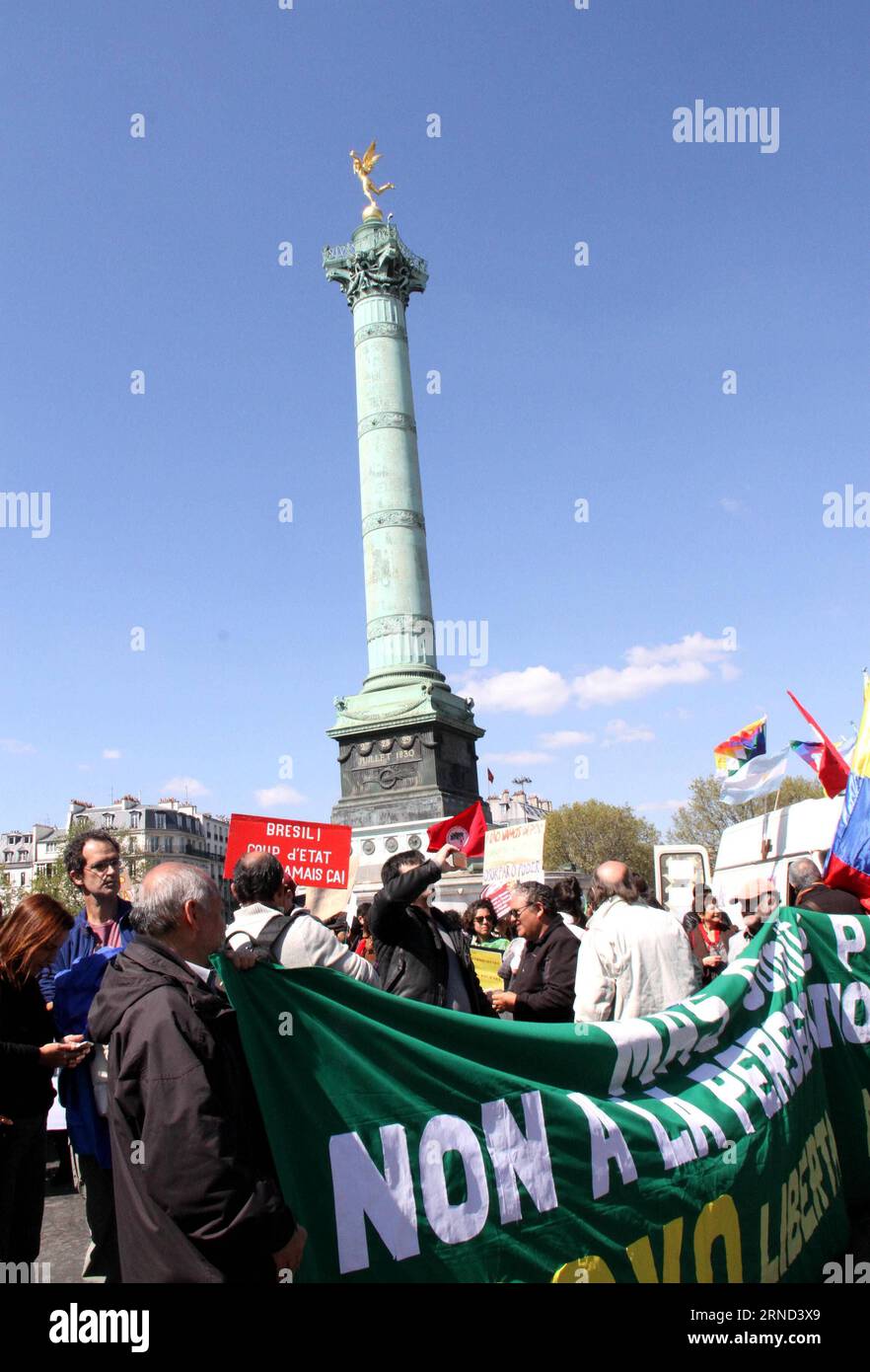 La gente partecipa alla sfilata del Labor Day a Parigi, in Francia, il 1° maggio 2016. I manifestanti hanno fatto una nuova spinta per costringere il governo francese a rilasciare un progetto di legge per riformare il codice del lavoro del paese. FRANCE-PARIS-LABOR DAY-RALLY ZhengxBin PUBLICATIONxNOTxINxCHN Celebrities prendono parte alla Laboratory Day Parade a Parigi Francia IL 1° maggio 2016 i manifestanti hanno lanciato una nuova spinta per costringere il governo francese a rilasciare una bozza di legge per riformare il codice del laboratorio del Paese Francia Paris Laboratory Day Rally ZhengxBin PUBLICATIONXINXCHN Foto Stock