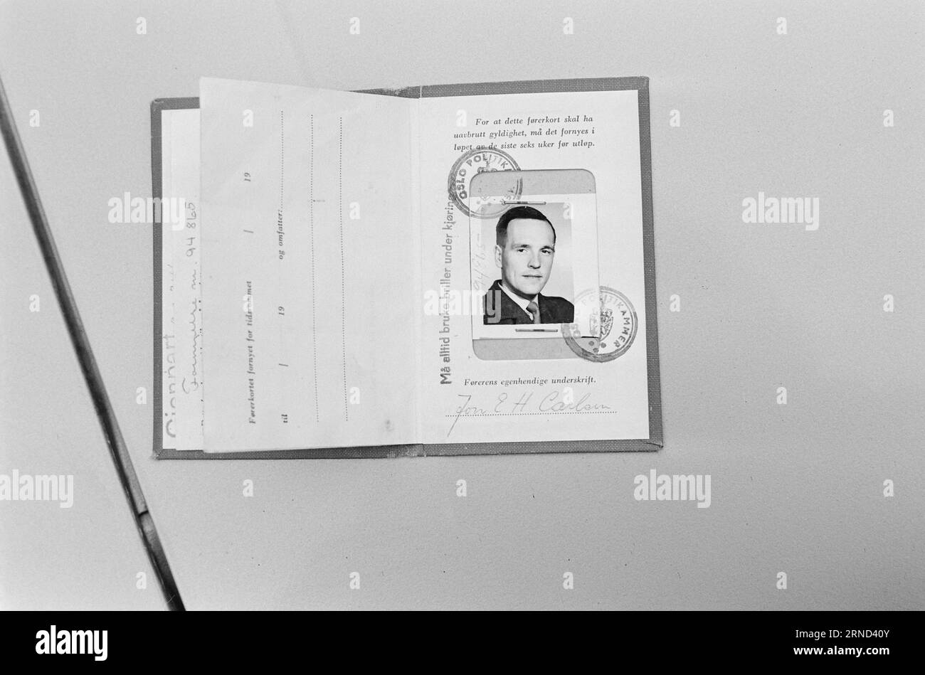 Attuale 1-7-1973 : Gesu', sono io? Abbiamo esaminato alcune persone ben note e alcune sconosciute nelle carte, cioè, abbiamo esaminato le patenti di guida, abbiamo cercato altri documenti di identificazione per scoprire se le persone assomigliano a se stesse. La condivisione non è sempre così. Le foto ufficiali raramente hanno una sorprendente somiglianza con il proprietario, e a volte è persino completamente impossibile riconoscere la persona. Ma per fortuna ora abbiamo avuto l'esperienza che l'originale è spesso più bello della patente di guida, della foto del passaporto, ecc. - e che le persone sono per lo più credute quando affermano che è in realtà th Foto Stock