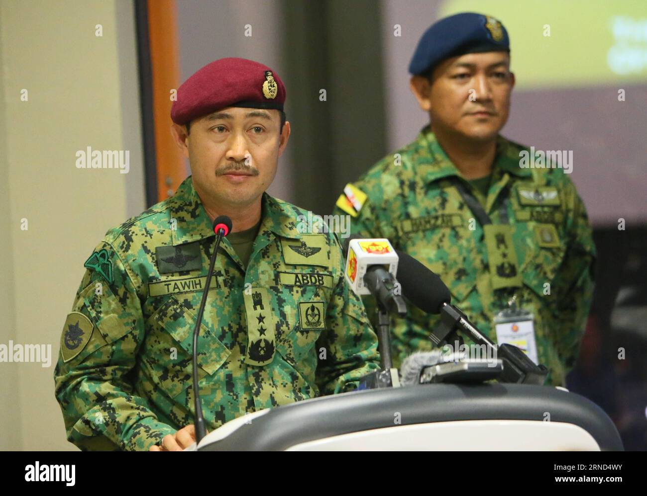 Marine-Übung vor Brunei (160503) - BANDAR SERI BEGAWAN, 3 maggio 2016 -- Comandante delle forze armate reali del Brunei (RBAF) Mohd Tawih (L) tiene un discorso alla cerimonia di apertura dell'esercitazione presso il Multi National Coordination Centre di banda seri Begawan, capitale del Brunei, 3 maggio 2016. L'ASEAN (Associazione delle Nazioni del Sud-Est Asiatico) riunione dei ministri della difesa-più esercitazione sulla sicurezza marittima e antiterrorismo (ADMM Plus MS & CT) è stato ufficialmente lanciato martedì con una cerimonia di apertura presso il Multi National Coordination Centre (MNCC) di Bandar seri Begawan, capitale del Brunei. Marine Foto Stock