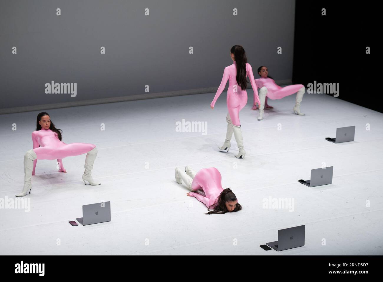 I ballerini si esibiscono durante la presentazione dello spettacolo "SOLAS" nei teatri del canale. E Madrid. 1 settembre 2023 Spagna Foto Stock