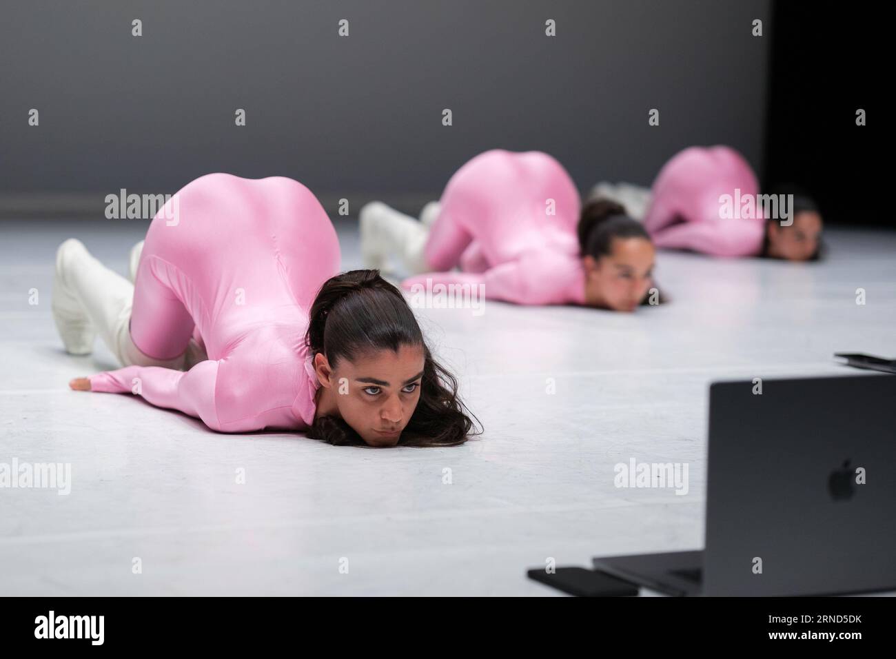 I ballerini si esibiscono durante la presentazione dello spettacolo "SOLAS" nei teatri del canale. E Madrid. 1 settembre 2023 Spagna Foto Stock