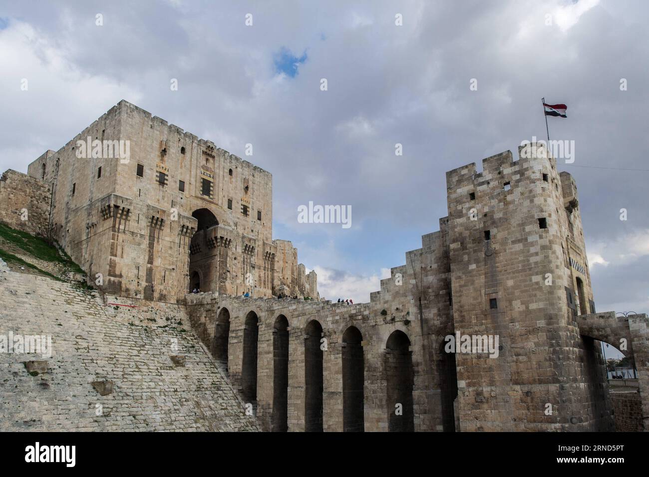 (160505) -- PECHINO, 5 maggio 2016 -- la foto del file scattata il 19 gennaio 2012 mostra persone che visitano la cittadella di Aleppo ad Aleppo, in Siria. La cittadella di Aleppo è un grande palazzo medievale fortificato nel centro della città vecchia di Aleppo. )(zhf) SYRIA-ALEPPO-FILE LixMuzi PUBLICATIONxNOTxINxCHN 160505 Pechino 5 maggio 2016 file foto scattata IL 19 gennaio 2012 mostra celebrità che visitano la Cittadella di Aleppo ad Aleppo in Siria la Cittadella di Aleppo È un grande palazzo fortificato medievale nel centro della città vecchia di Aleppo zhf Siria Aleppo file LiXMuzi PUBLICATIONxNOTxINxCHN Foto Stock