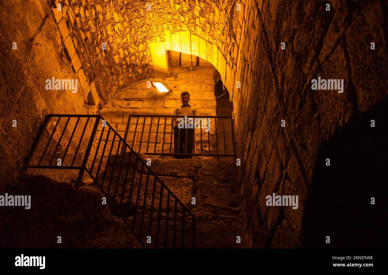 (160505) -- PECHINO, 5 maggio 2016 -- la foto del file scattata il 19 gennaio 2012 mostra un uomo che visita la cittadella di Aleppo ad Aleppo, in Siria. La cittadella di Aleppo è un grande palazzo medievale fortificato nel centro della città vecchia di Aleppo. )(zhf) SYRIA-ALEPPO-FILE LixMuzi PUBLICATIONxNOTxINxCHN 160505 Pechino 5 maggio 2016 file foto scattata IL 19 gennaio 2012 mostra un uomo che visita la Cittadella di Aleppo ad Aleppo in Siria la Cittadella di Aleppo È un grande palazzo fortificato medievale nel centro della città Vecchia di Aleppo zhf Siria Aleppo file LiXMuzi PUBLICATIONxNOTxINxCHN Foto Stock