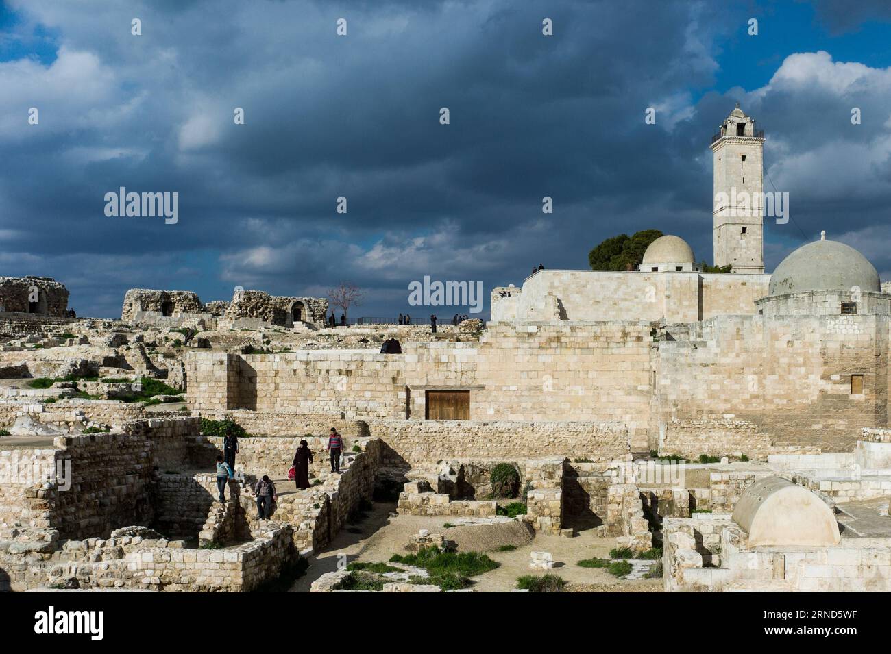 (160505) -- PECHINO, 5 maggio 2016 -- la foto del file scattata il 19 gennaio 2012 mostra persone che visitano la cittadella di Aleppo ad Aleppo, in Siria. La cittadella di Aleppo è un grande palazzo medievale fortificato nel centro della città vecchia di Aleppo. )(zhf) SYRIA-ALEPPO-FILE LixMuzi PUBLICATIONxNOTxINxCHN Pechino 5 maggio 2016 file foto scattata IL 19 gennaio 2012 mostra celebrità che visitano la Cittadella di Aleppo ad Aleppo in Siria la Cittadella di Aleppo È un grande palazzo fortificato medievale nel centro della città Vecchia di Aleppo zhf Siria Aleppo file LiXMuzi PUBLICATIONXNOTxINXCHN Foto Stock