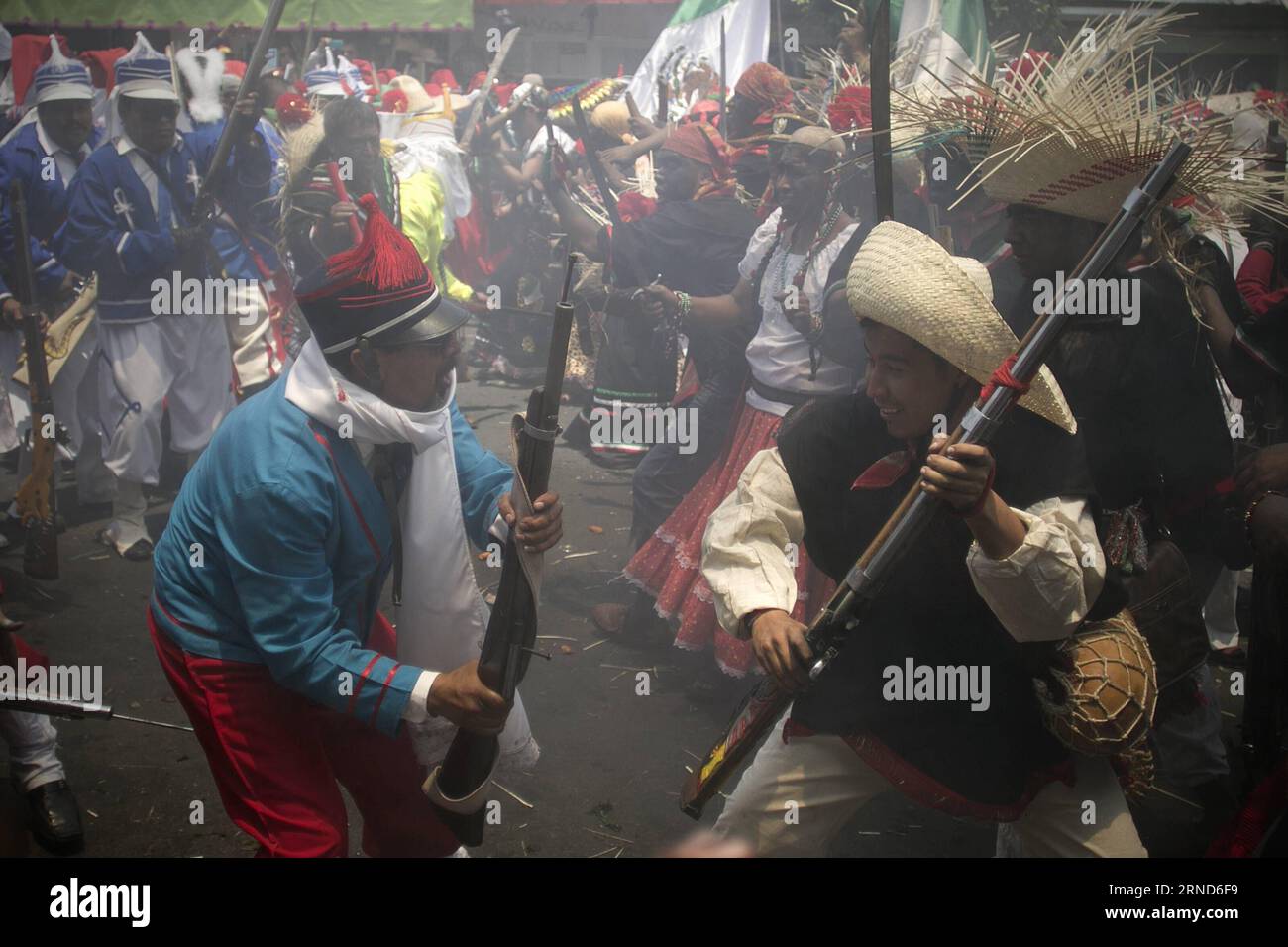 (160505) -- CITTÀ DEL MESSICO, 5 maggio 2016 -- i residenti prendono parte a uno spettacolo in occasione del 154° anniversario della battaglia di Puebla, a Penon de los Banos, a città del Messico, capitale del Messico, il 5 maggio 2016. Una rievocazione tradizionale della battaglia di Puebla del 5 maggio 1862, tra le truppe francesi e le forze messicane, ebbe luogo sulla collina di Penon de los Banos, nel nord-est di città del Messico. Alejandro Ayala) (da) CITTÀ DEL MESSICO-MESSICO-BATTAGLIA DI PUEBLA-REENACTMENT e AlejandroxAyala PUBLICATIONxNOTxINxCHN 160505 città del Messico 5 maggio 2016 i residenti prendono parte a uno spettacolo nel Celebr Foto Stock