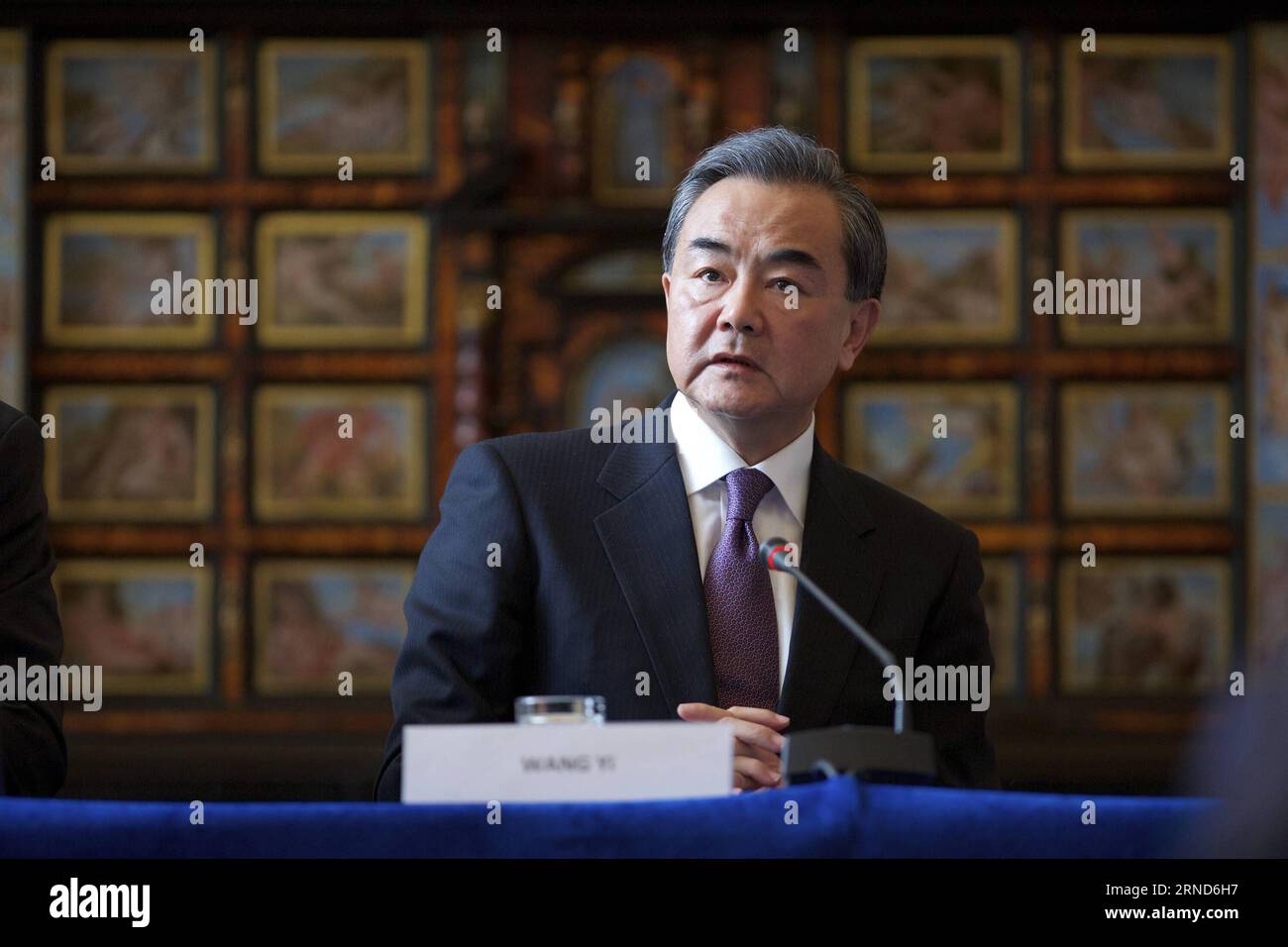 (160505) -- ROMA, 5 maggio 2016 -- il ministro degli Esteri cinese Wang Yi partecipa a una conferenza stampa congiunta con il ministro degli Esteri italiano Paolo Gentiloni (non in foto) dopo l'incontro a Roma, in Italia, il 5 maggio 2016. ) ITALY-ROME-CHINA-FM-MEETING-PRESS CONFERENCE JinxYu PUBLICATIONxNOTxINxCHN 160505 Roma 5 maggio 2016 i Ministri degli Esteri cinesi Wang Yi partecipa a una conferenza stampa congiunta con i Ministri degli Esteri italiani Paolo Gentiloni non in foto dopo la loro riunione a Roma Italia IL 5 maggio 2016 Italia Roma Cina FM Meeting Conferenza stampa JinxYu PUBLICATIONXNOTxINxCHN Foto Stock