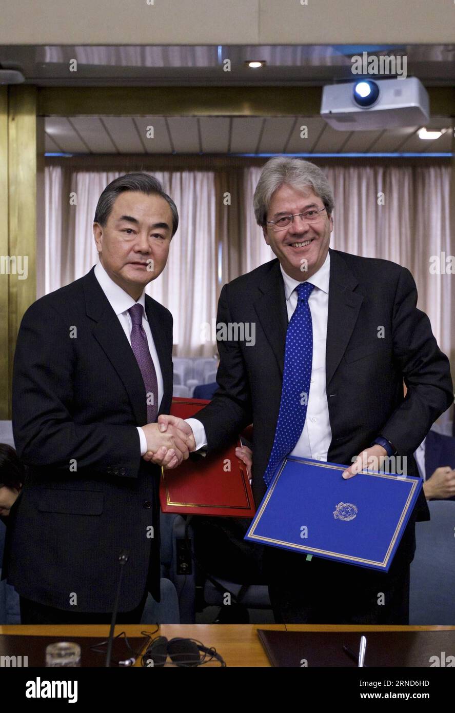 (160505) -- ROME, May 5, 2016 -- Chinese Foreign Minister Wang Yi (L) shakes hands with his Italian counterpart Paolo Gentiloni as they attends the seventh plenary session of the Italy-China Government Committee in Rome, Italy on May 5, 2016. Wide-ranging bilateral cooperation was at the center of the seventh plenary session of the Italy-China Government Committee which was held here on Thursday in the presence of Chinese Foreign Minister Wang Yi and his Italian counterpart Paolo Gentiloni. ) ITALY-ROME-ITALY-CHINA-GOVERNMENT COMMITTEE-SEVENTH PLENARY SESSION JinxYu PUBLICATIONxNOTxINxCHN 16 Foto Stock