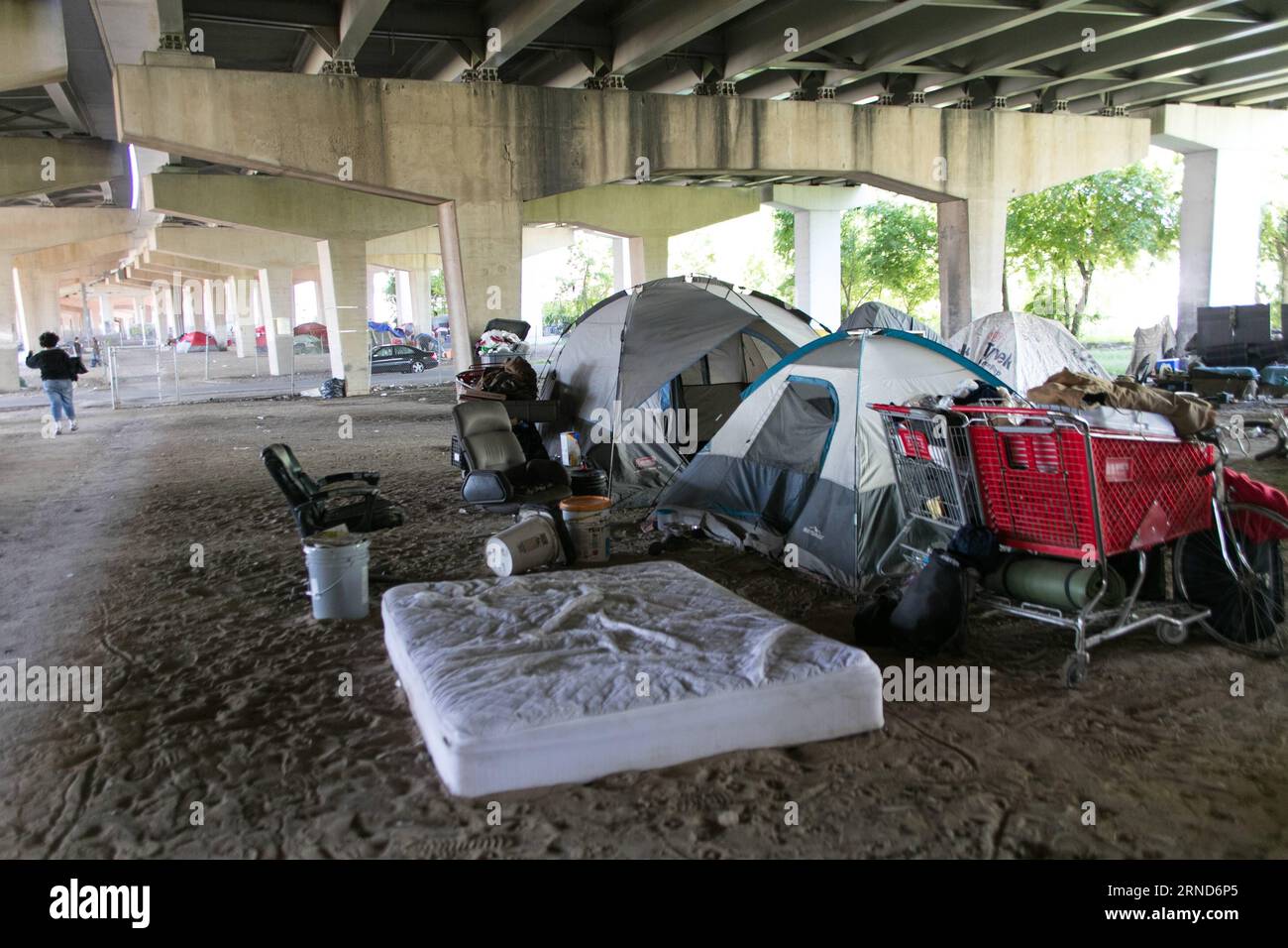 La foto scattata il 5 maggio 2016 mostra una città in tenda sotto un cavalcavia dell'interstate 30 a Dallas, Texas, Stati Uniti. Il campo dei senzatetto di Dallas sotto l'interstate 45 è stato chiuso prima di mercoledì, ma alcune nuove città tenda sono emerse in altri luoghi, uno dei quali si trova sotto l'interstate 30. U.S.-TEXAS-DALLAS-TENDA CITTÀ TianxDan PUBLICATIONxNOTxINxCHN foto scattata IL 5 maggio 2016 mostra una tenda City sotto il cavalcavia dell'Interstate 30 a Dallas Texas gli Stati Uniti il Dallas Home Camp sotto l'Interstate 45 che HA CHIUSO prima di mercoledì, ma alcune nuove CITTÀ tenda sono emerse in altri luoghi Foto Stock